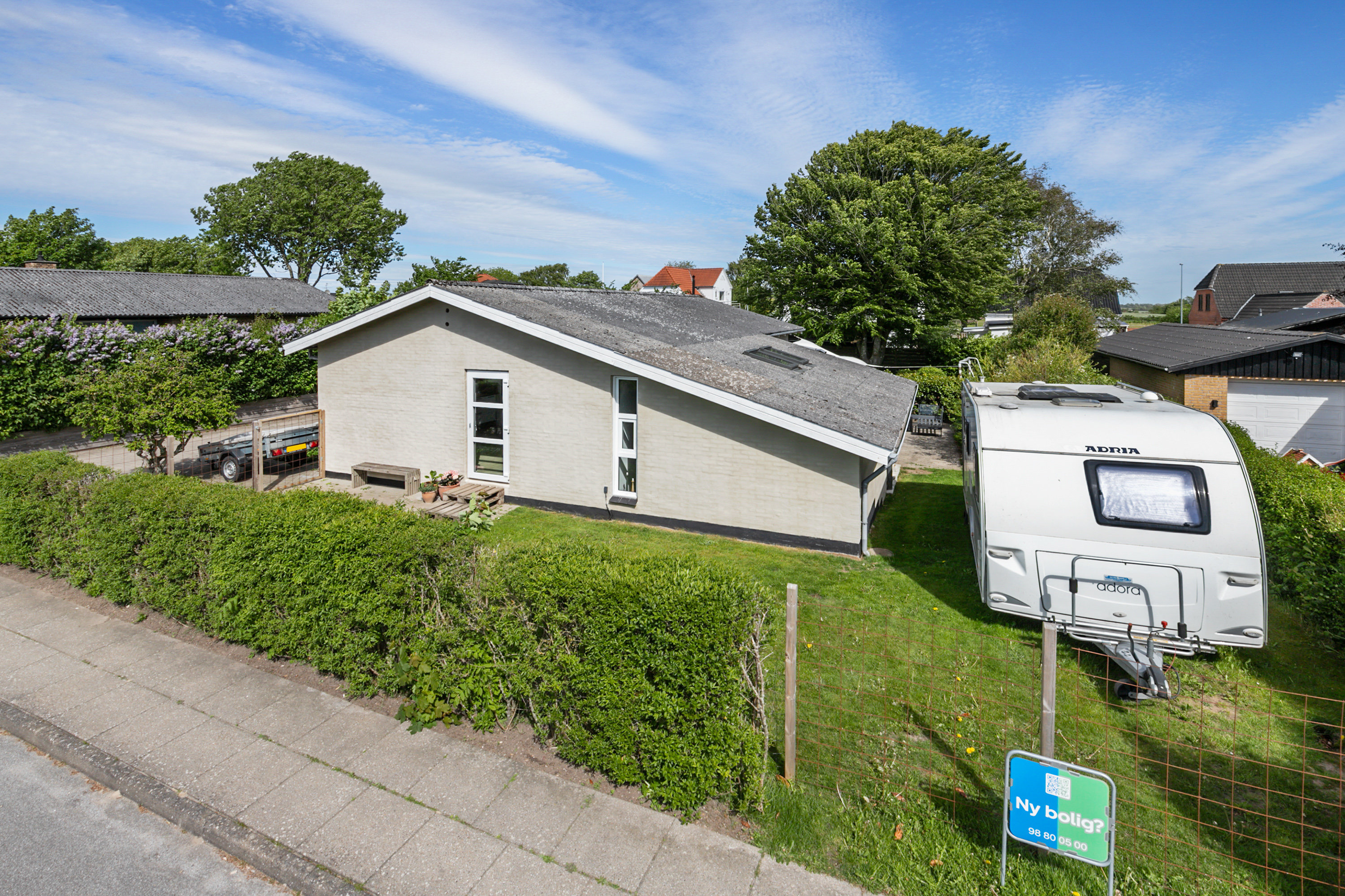 Fremhævet facade billede i fuldskærmstilstand. Billede af Gyvelvej 16, Serritslev, 9700 Brønderslev