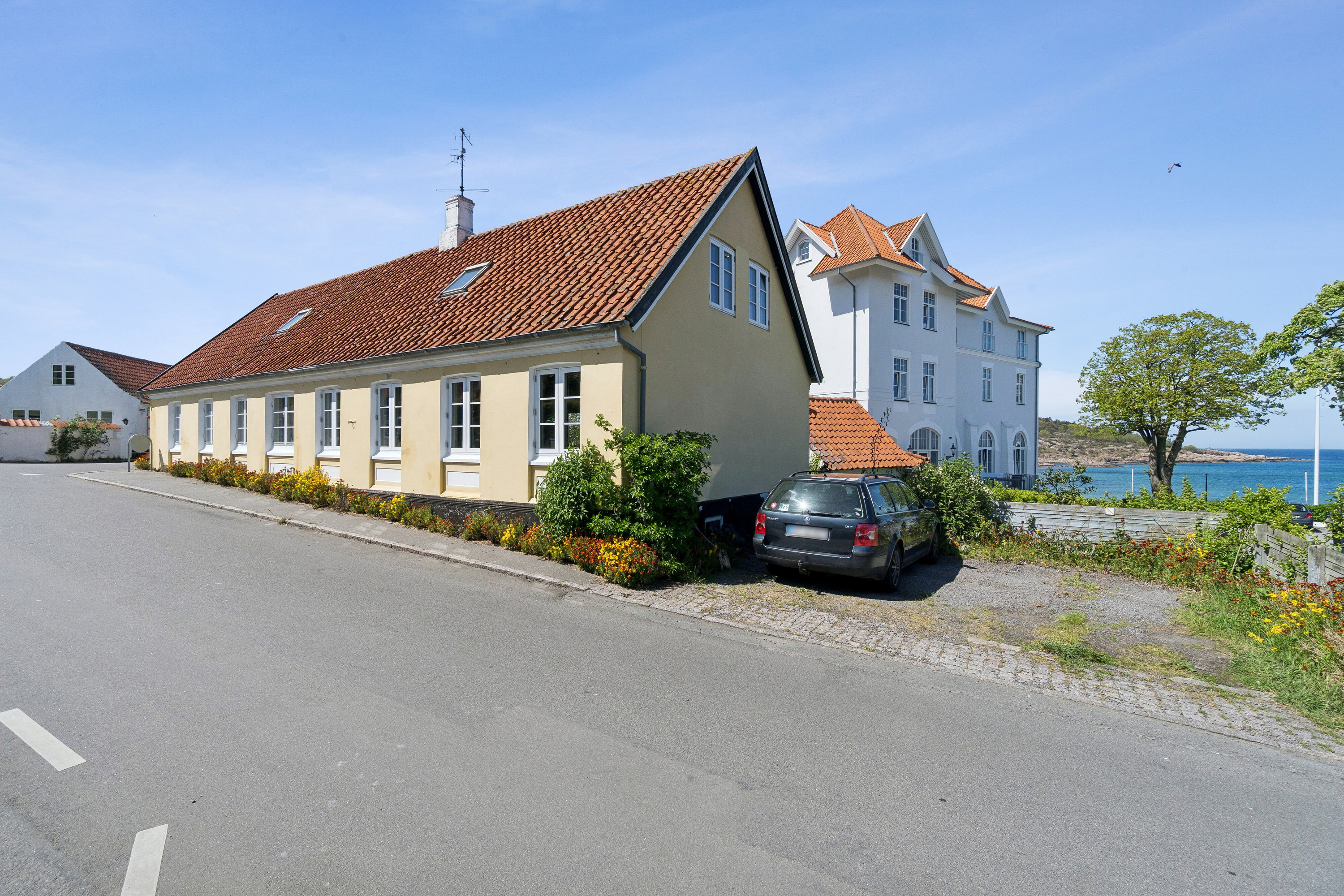Fremhævet set fra vejen billede i fuldskærmstilstand. Billede af Strandgade 20, Sandvig, 3770 Allinge