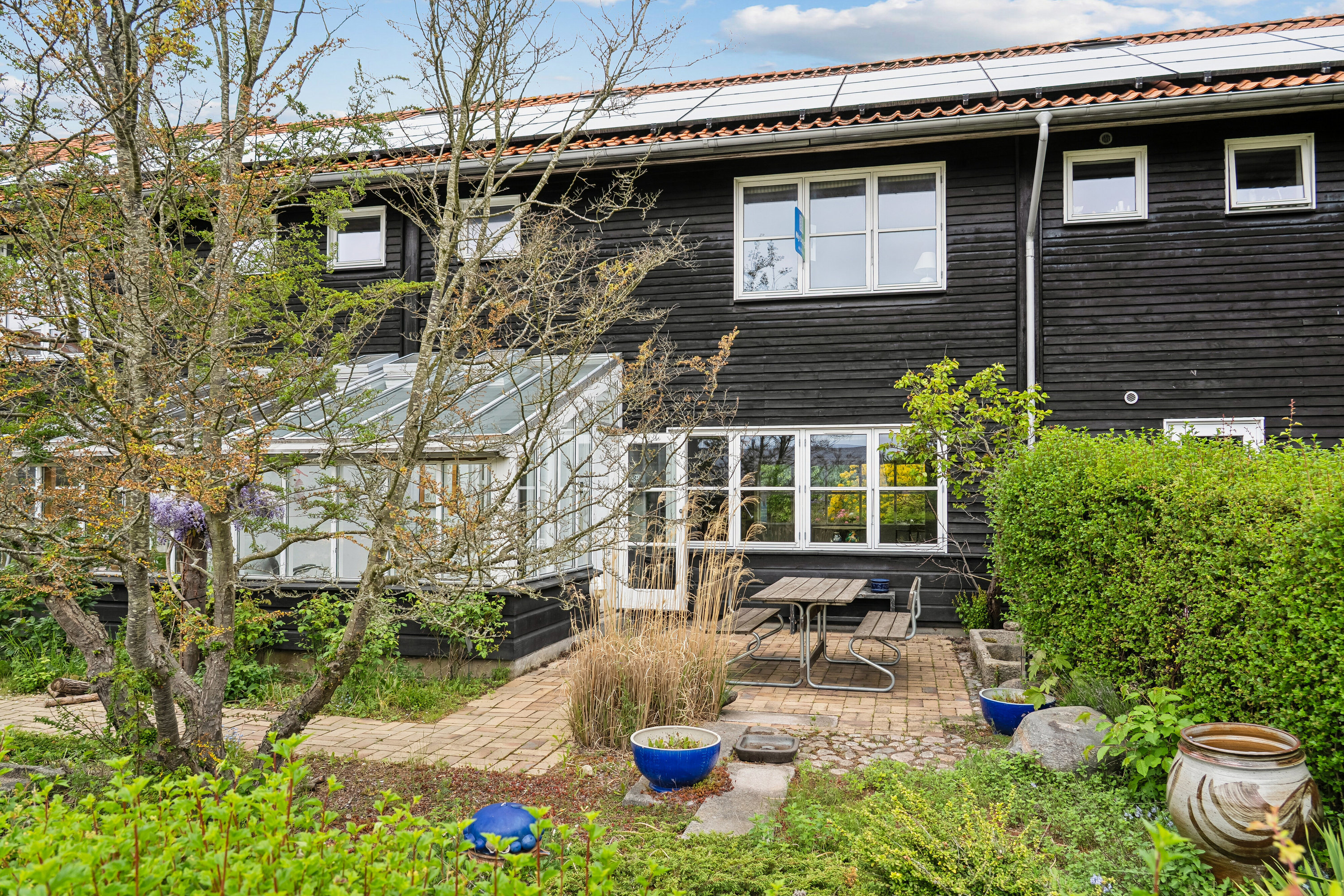 Fremhævet set fra haven billede i fuldskærmstilstand. Billede af Munksøgård 32, Himmelev, 4000 Roskilde