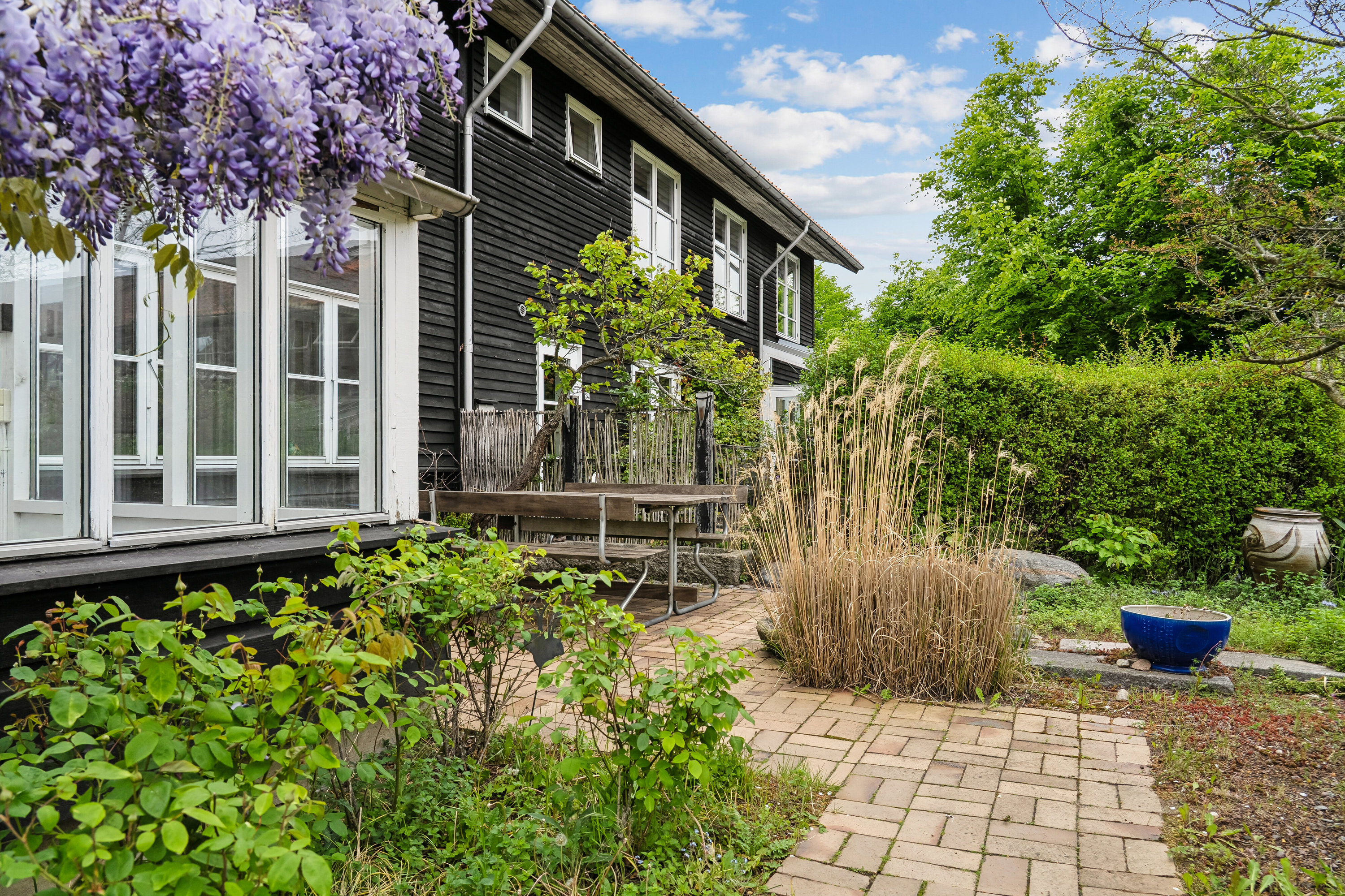 Fremhævet set fra vejen billede i fuldskærmstilstand. Billede af Munksøgård 32, Himmelev, 4000 Roskilde