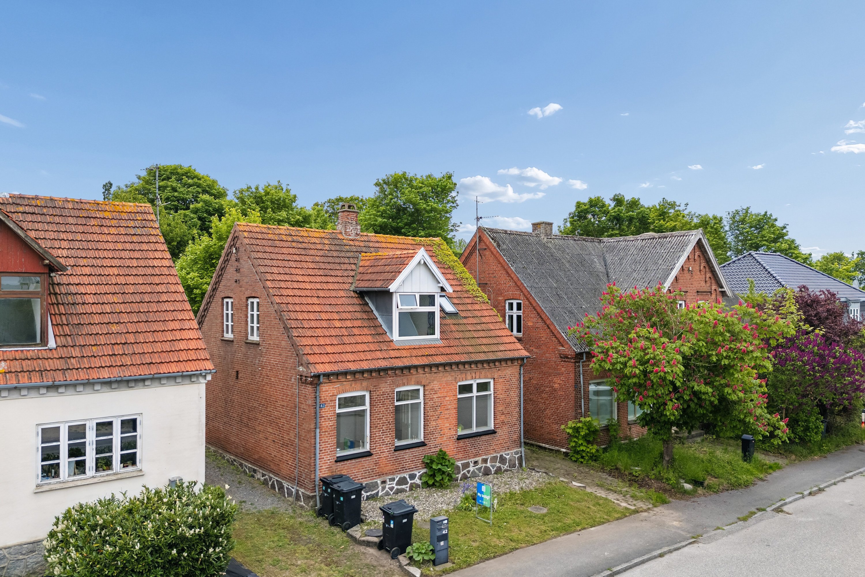 Fremhævet set fra vejen billede i fuldskærmstilstand. Billede af Lundby Hovedgade 42, 4750 Lundby