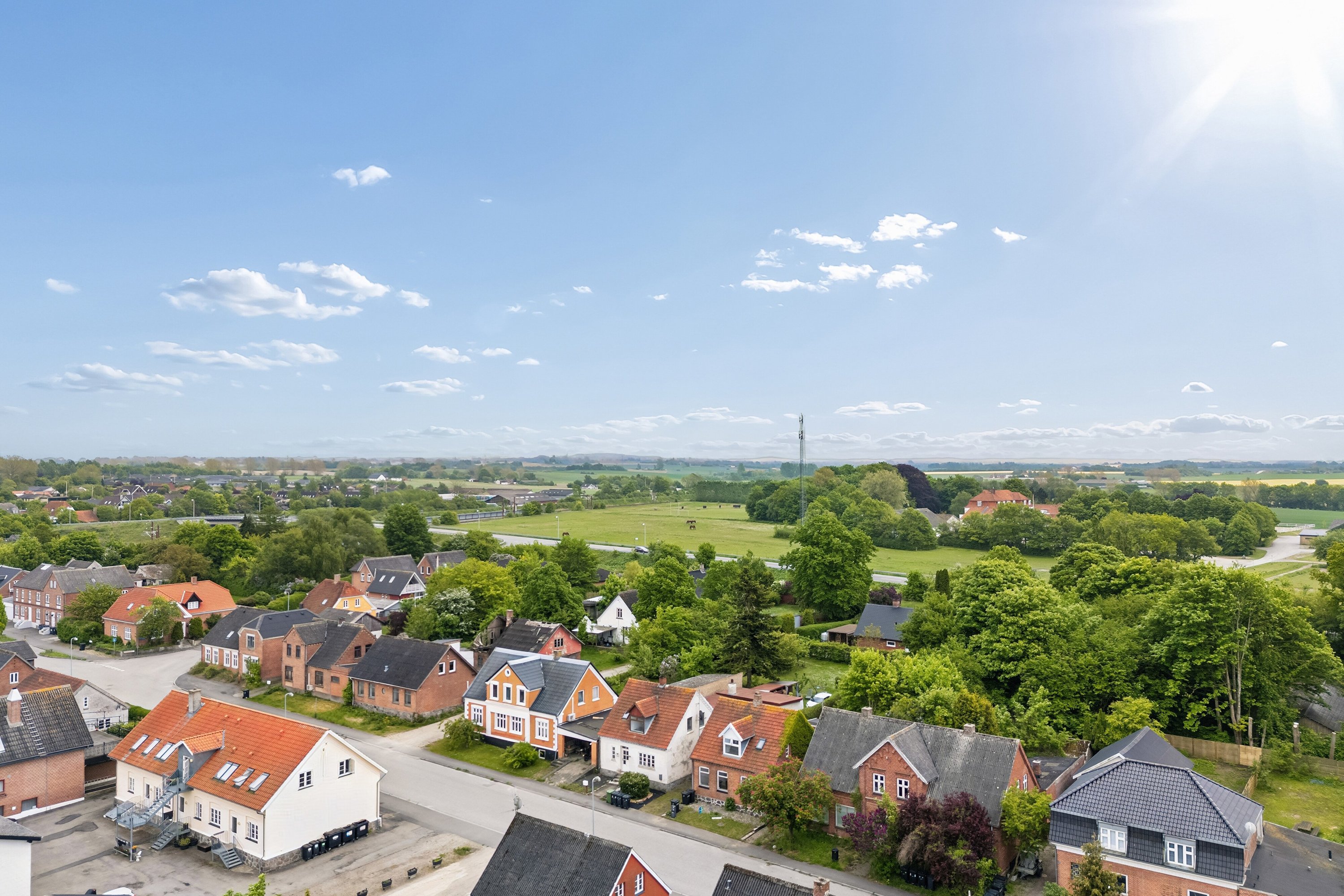 Fremhævet luftfoto billede i fuldskærmstilstand. Billede af Lundby Hovedgade 42, 4750 Lundby