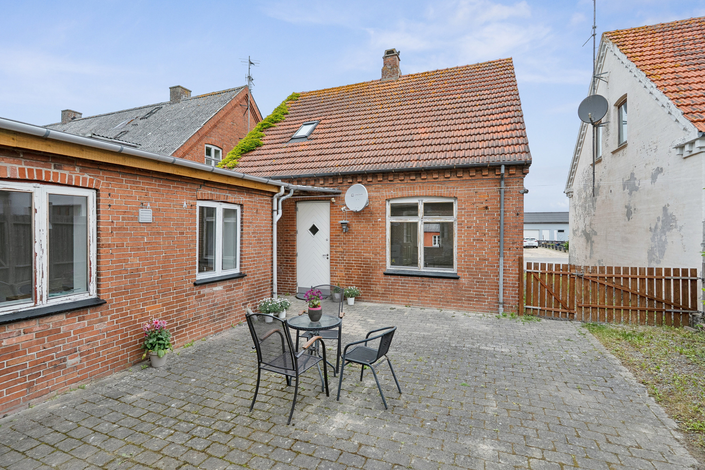 Fremhævet udendørs billede i fuldskærmstilstand. Billede af Lundby Hovedgade 42, 4750 Lundby