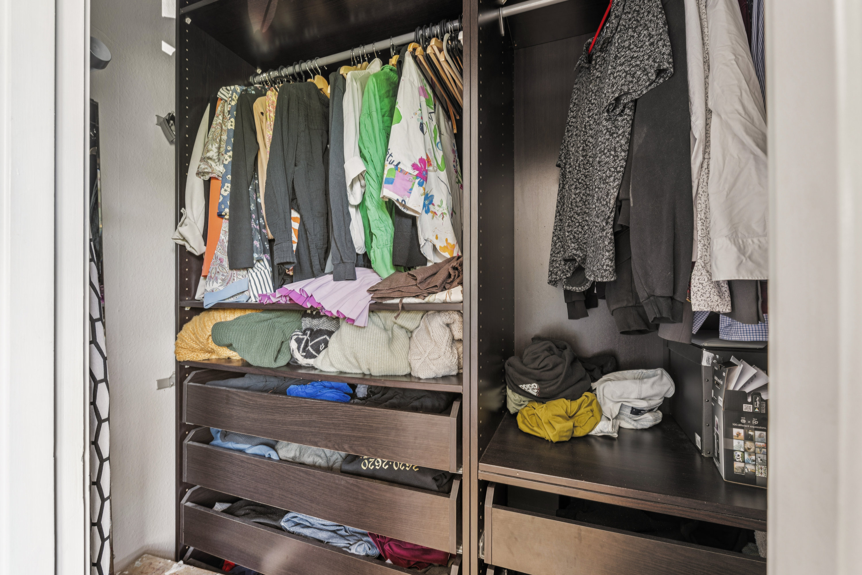 Fremhævet walkin closet billede i fuldskærmstilstand. Billede af Buegården 7, 2. tv., 2880 Bagsværd