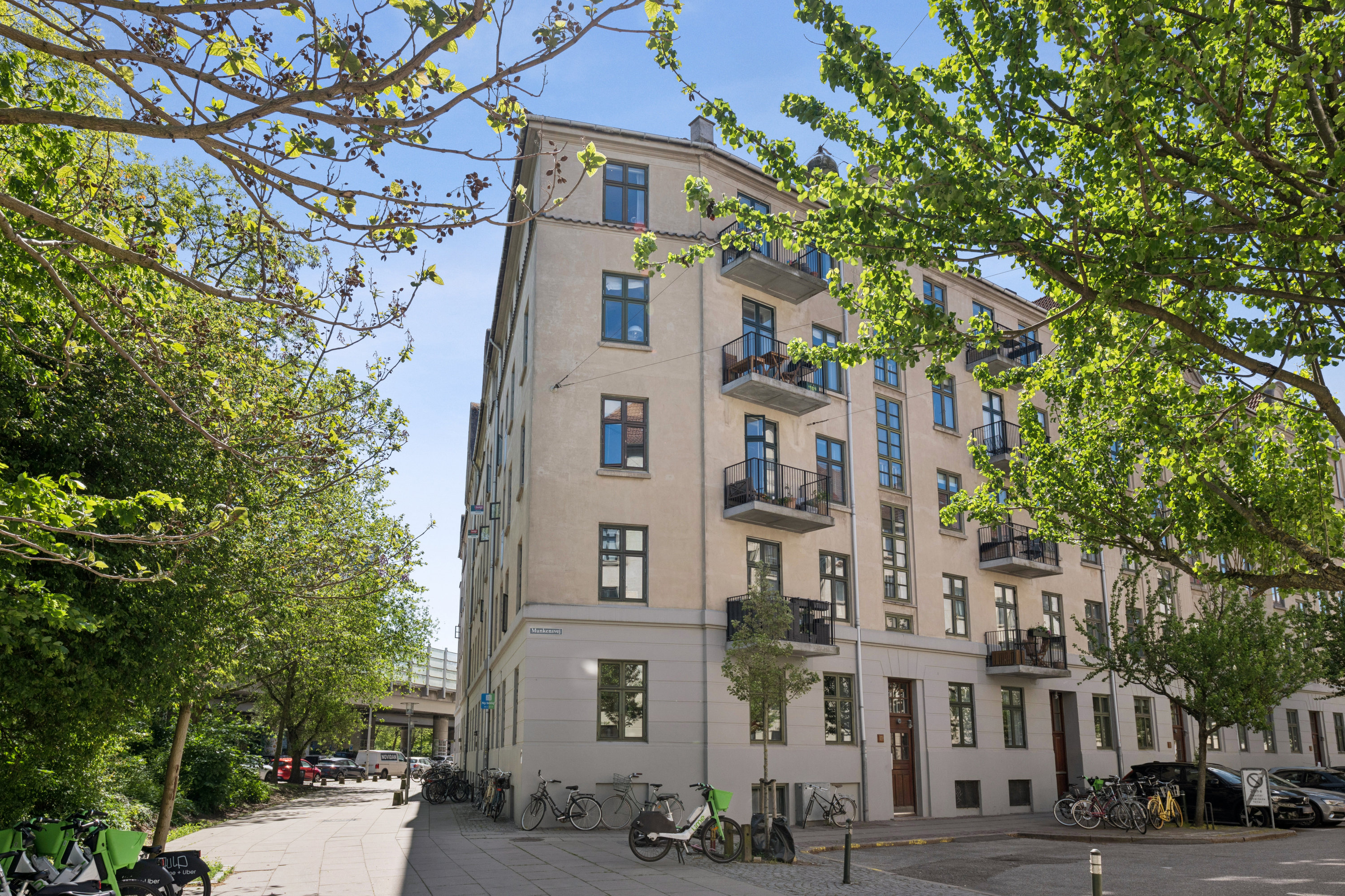 Fremhævet andet billede i fuldskærmstilstand. Billede af Bispeengen 15, st.. th., 2000 Frederiksberg