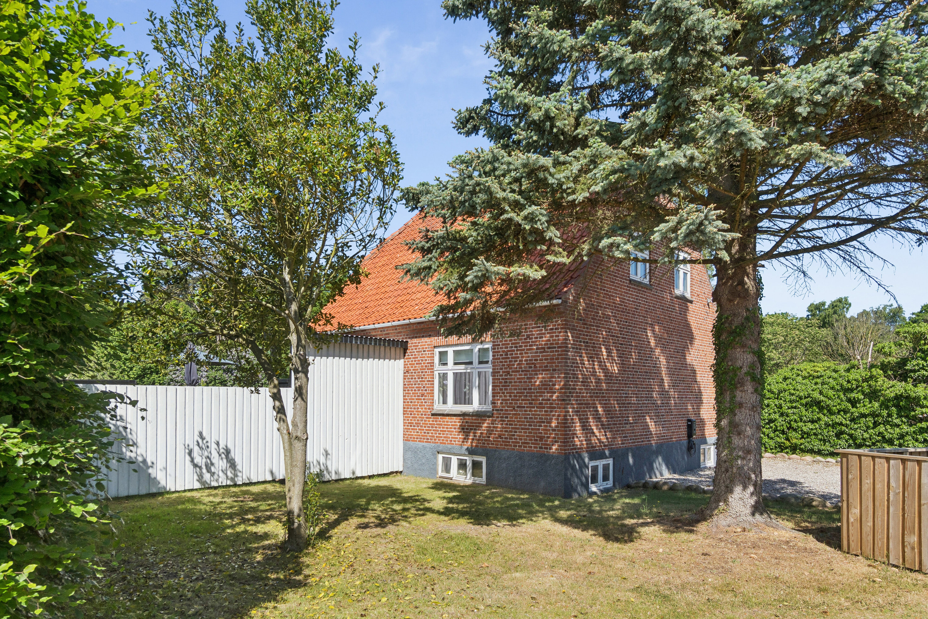 Fremhævet set fra haven billede i fuldskærmstilstand. Billede af Ahornvej 6, Høve, 4550 Asnæs
