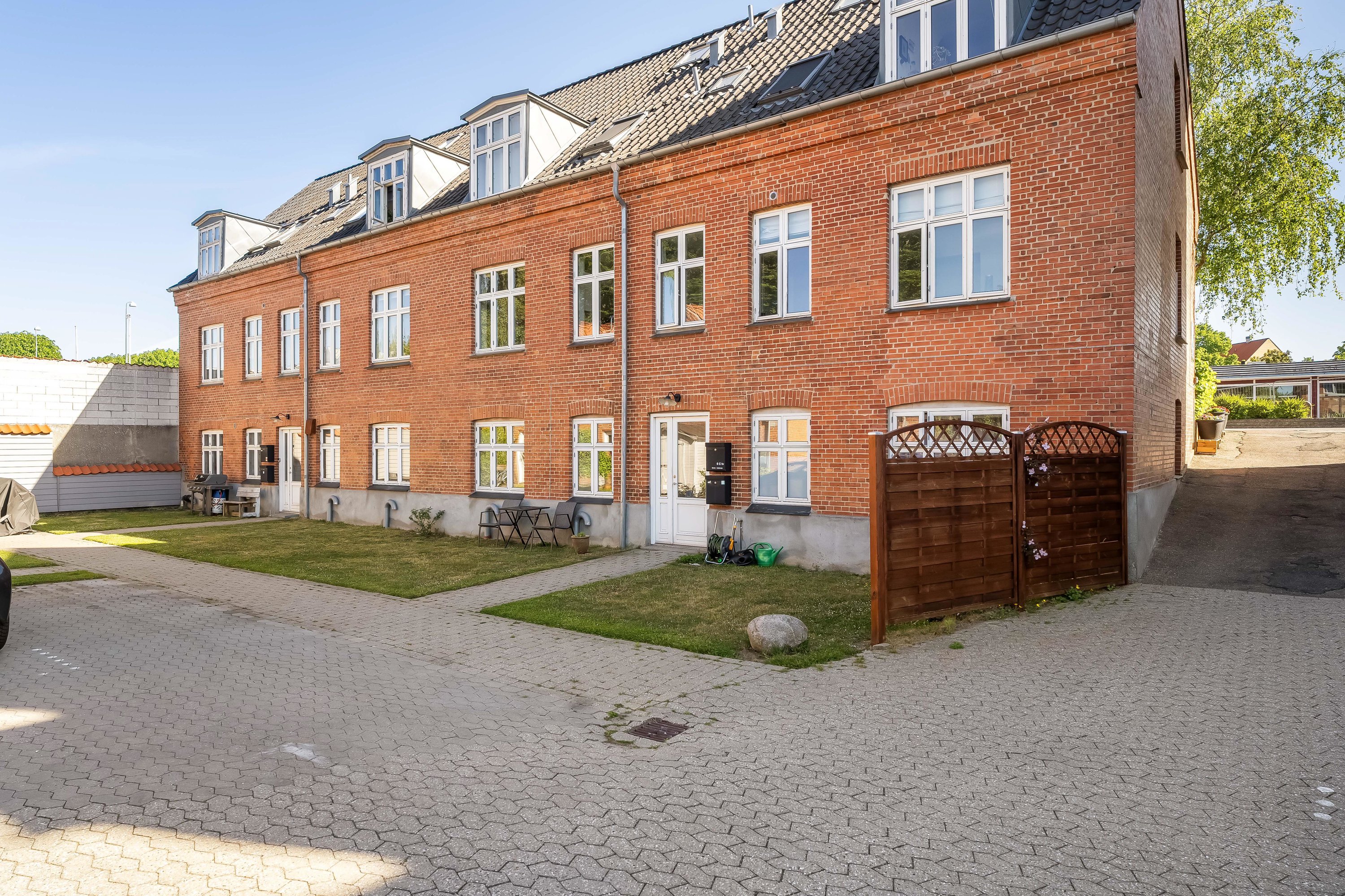 Fremhævet facade billede i fuldskærmstilstand. Billede af Københavnsvej 6B, st.. th., 3400 Hillerød