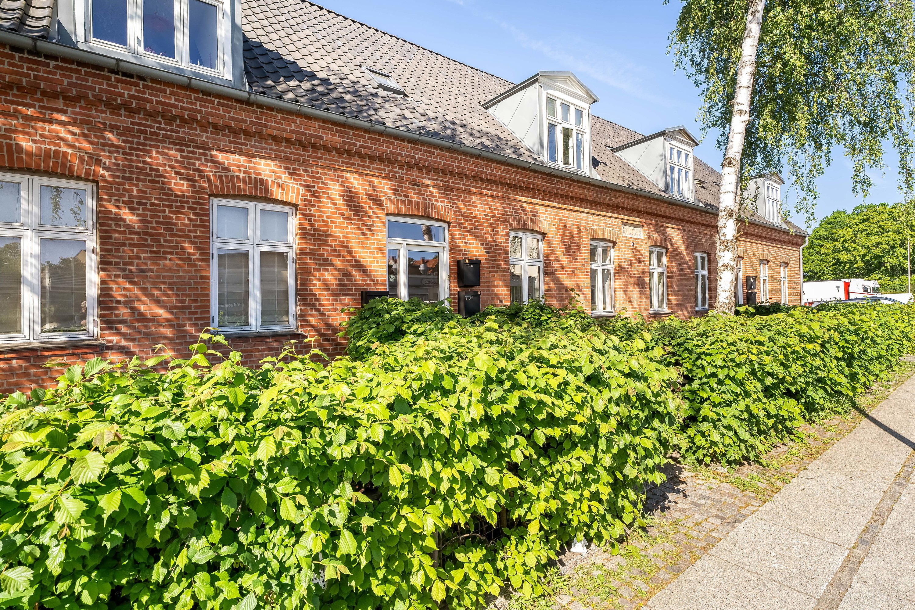 Fremhævet facade billede i fuldskærmstilstand. Billede af Københavnsvej 6B, st.. th., 3400 Hillerød
