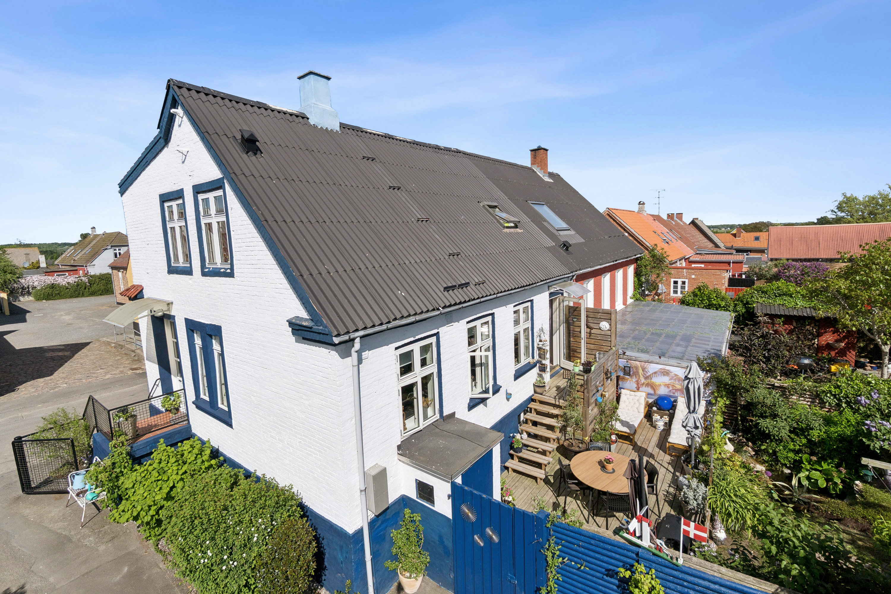 Fremhævet set fra vejen billede i fuldskærmstilstand. Billede af Smedegade 30, Aakirkeby, 3720 Aakirkeby