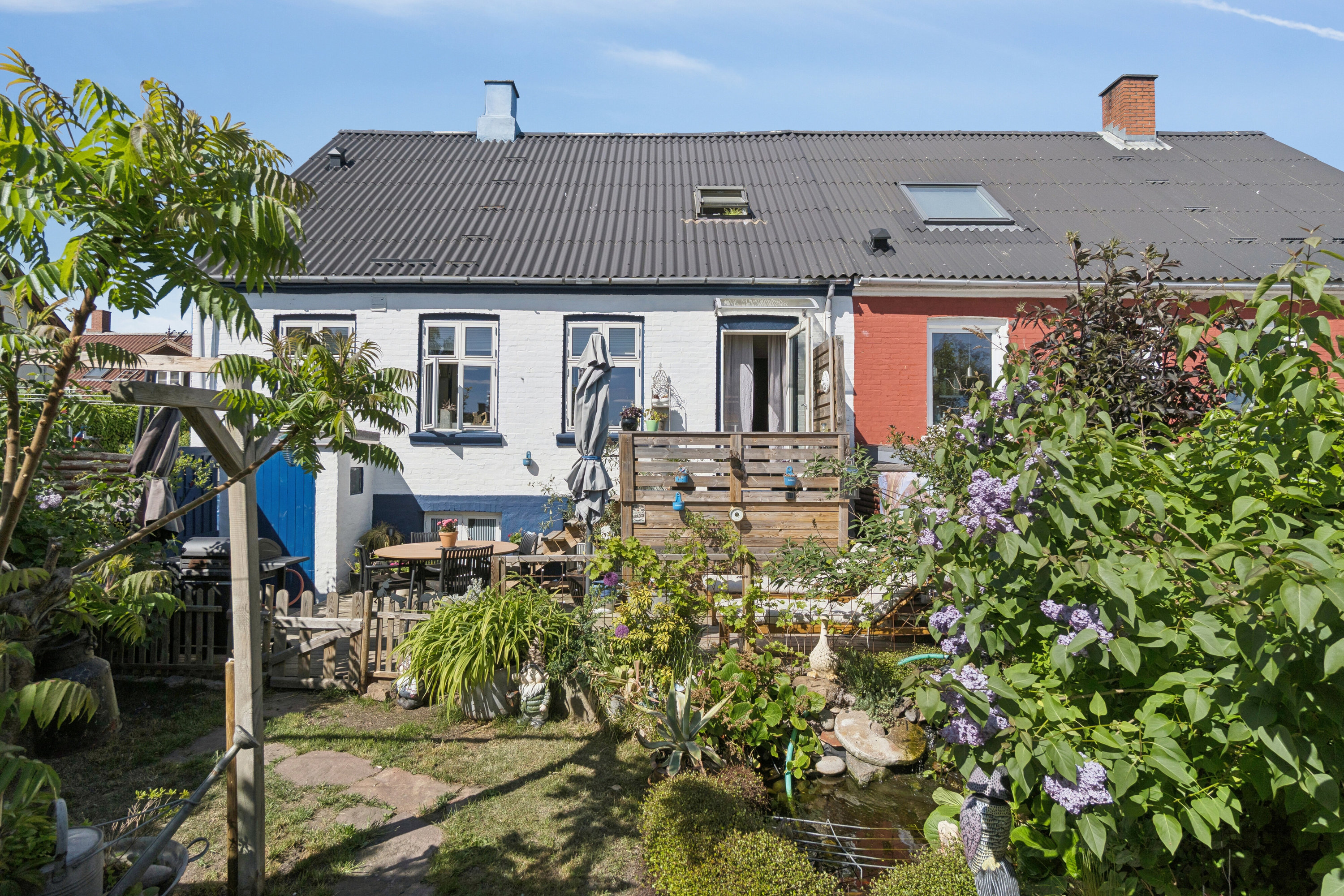 Fremhævet set fra haven billede i fuldskærmstilstand. Billede af Smedegade 30, Aakirkeby, 3720 Aakirkeby