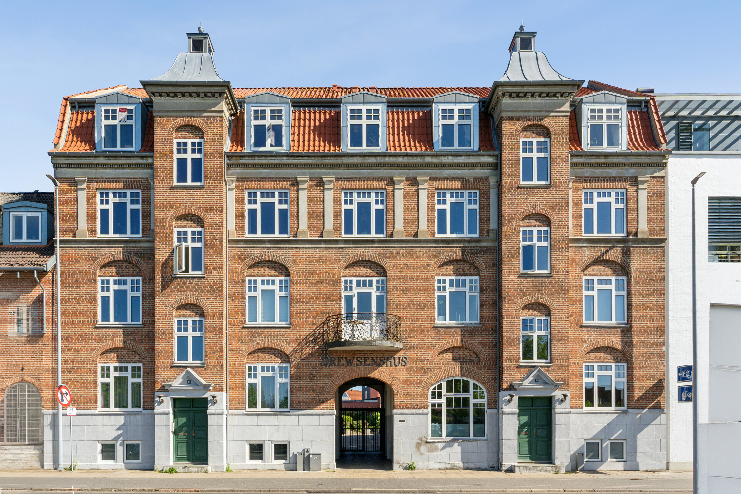 Fremhævet set fra vejen billede i fuldskærmstilstand. Billede af Drewsensvej 62, 3. tv., 8600 Silkeborg