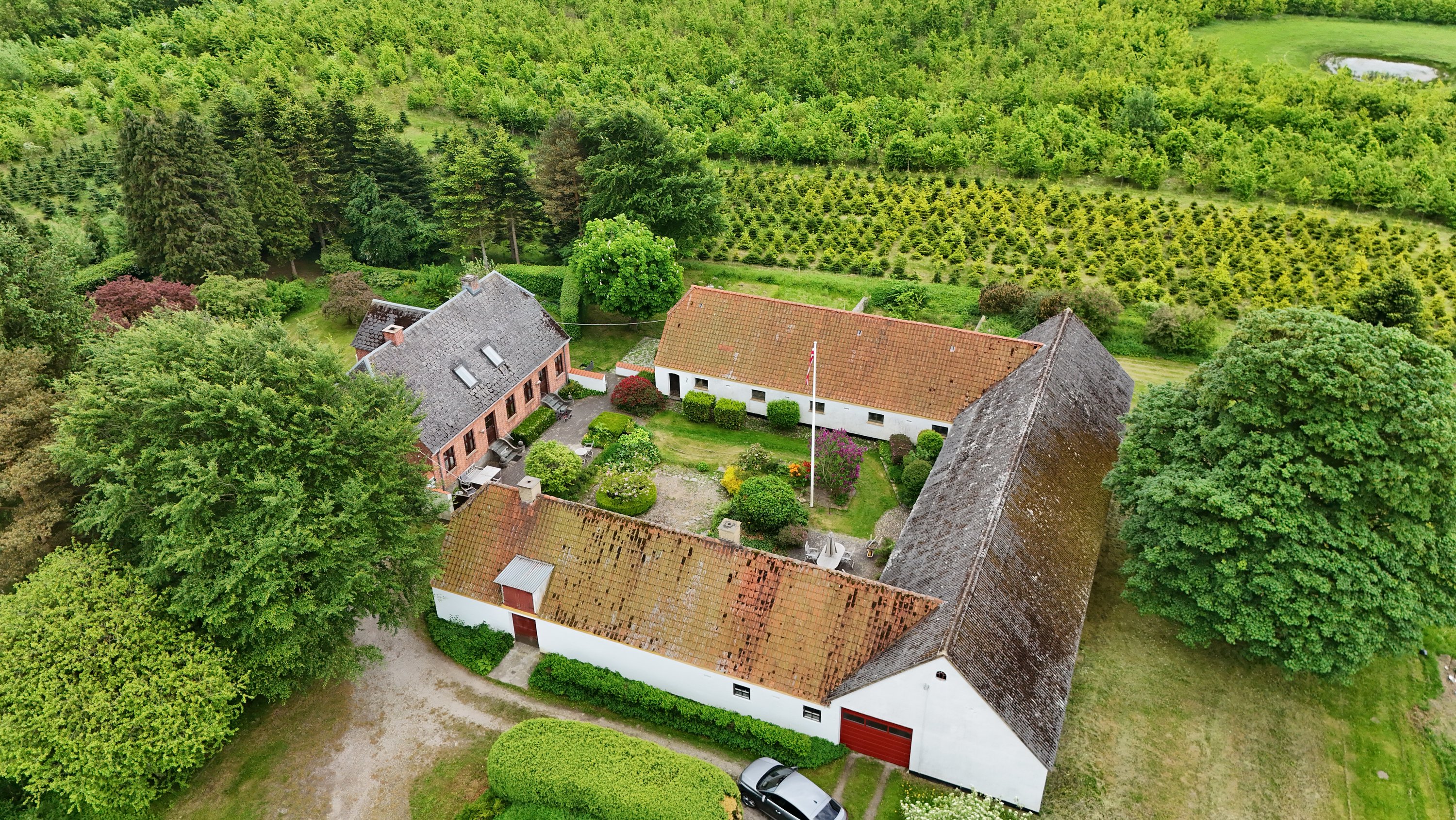 Fremhævet drone billede i fuldskærmstilstand. Billede af Frisdalsvej 16, Valsgård, 9500 Hobro