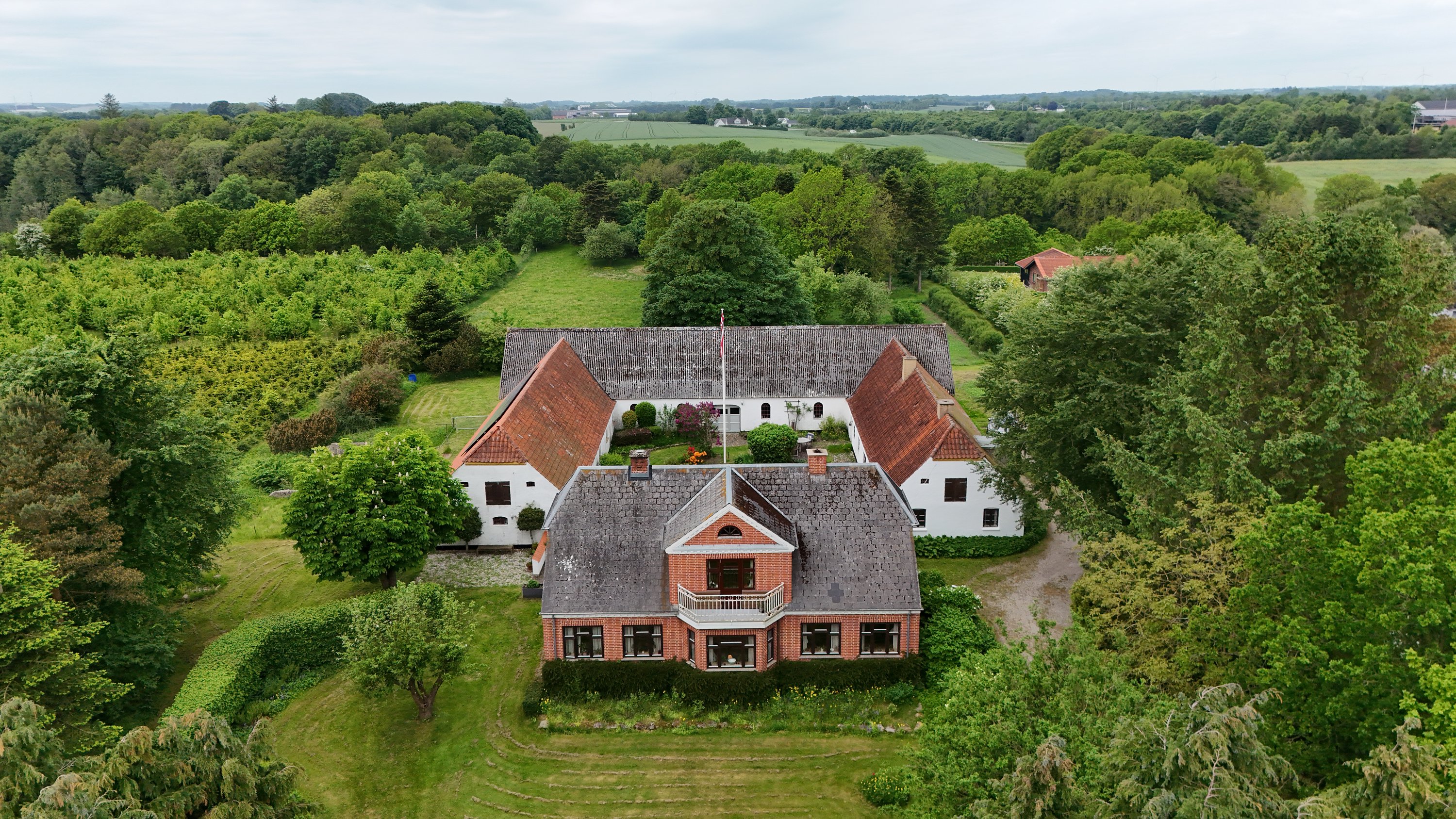 Fremhævet drone billede i fuldskærmstilstand. Billede af Frisdalsvej 16, Valsgård, 9500 Hobro