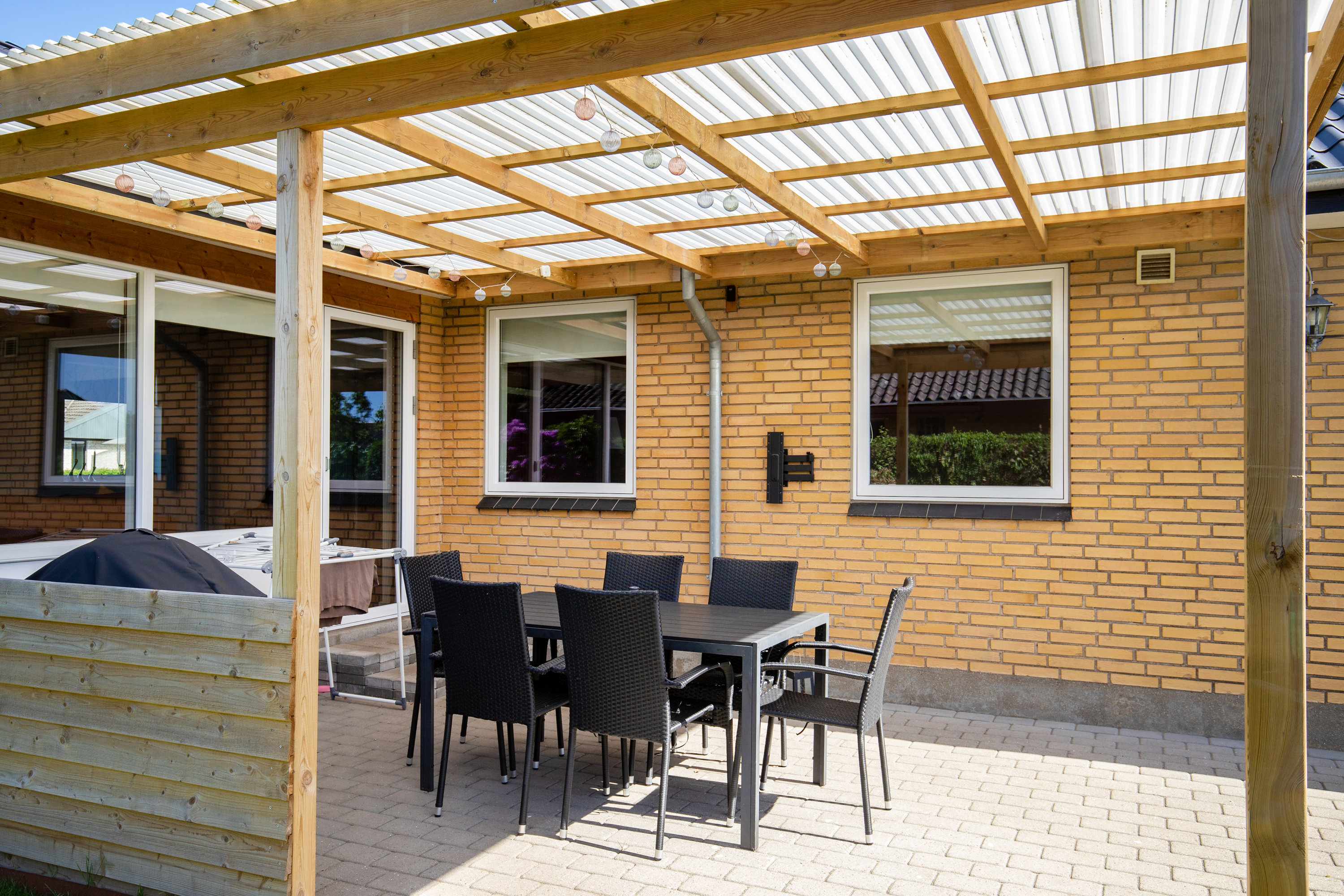 Fremhævet overdækket terrasse billede i fuldskærmstilstand. Billede af Jættehøj 6, 6640 Lunderskov
