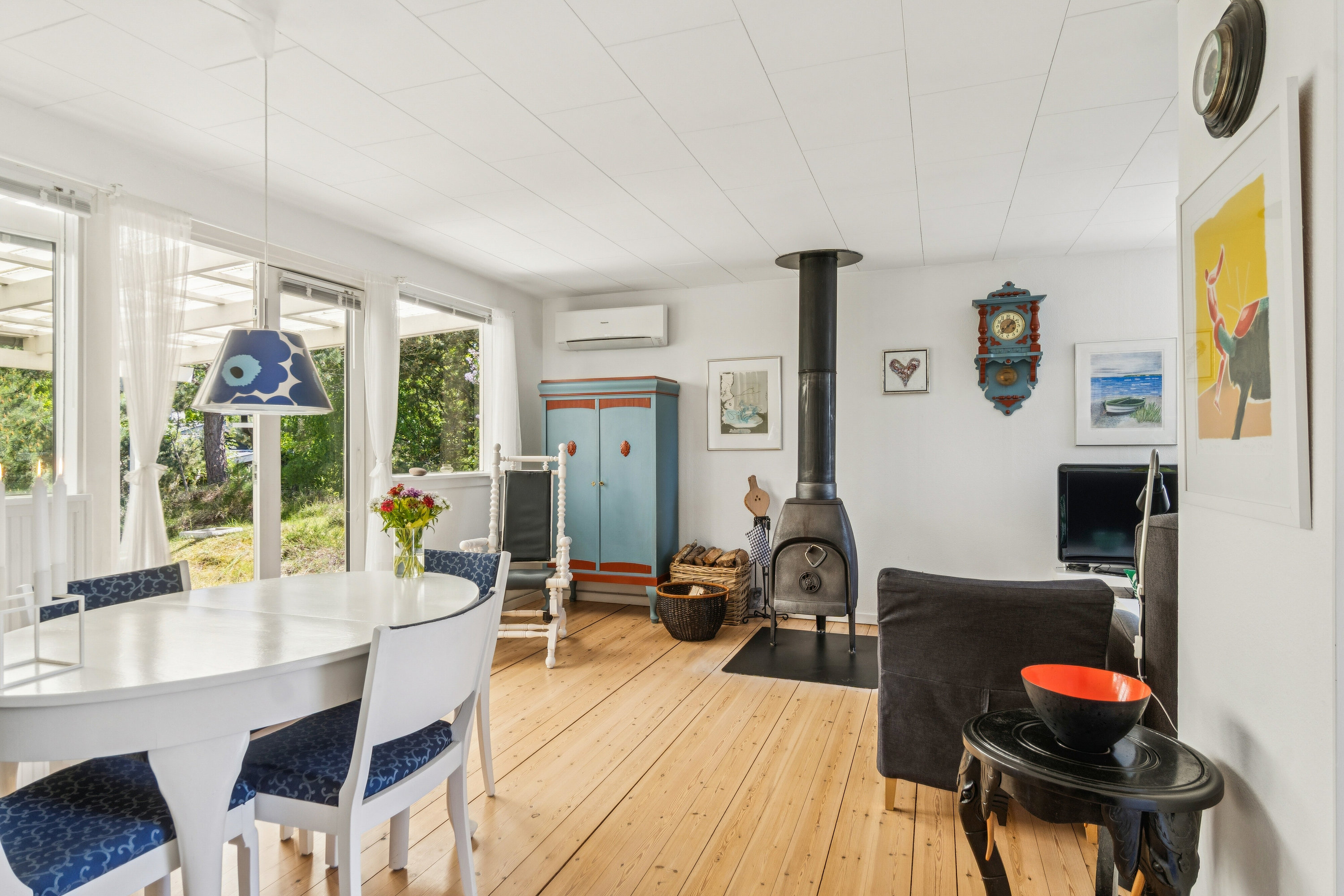 Fremhævet stue billede i fuldskærmstilstand. Billede af Svanevej 3, Gudmindrup Lyng, 4573 Højby