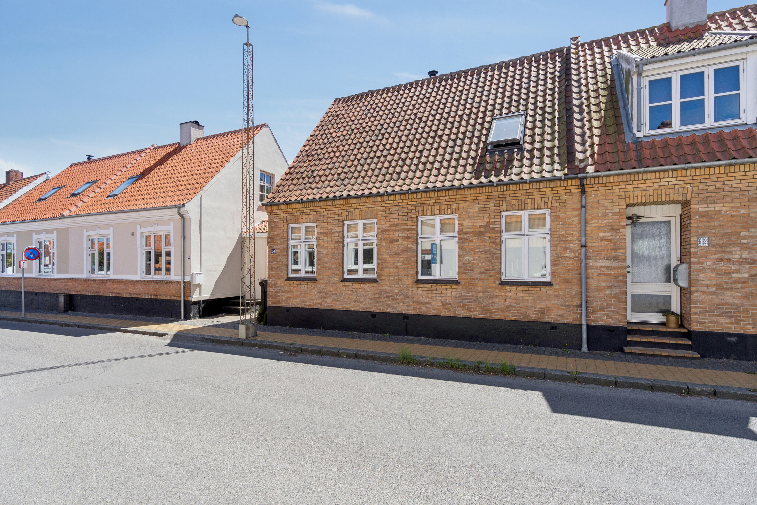 Fremhævet set fra vejen billede i fuldskærmstilstand. Billede af Byledsgade 64, Rønne, 3700 Rønne