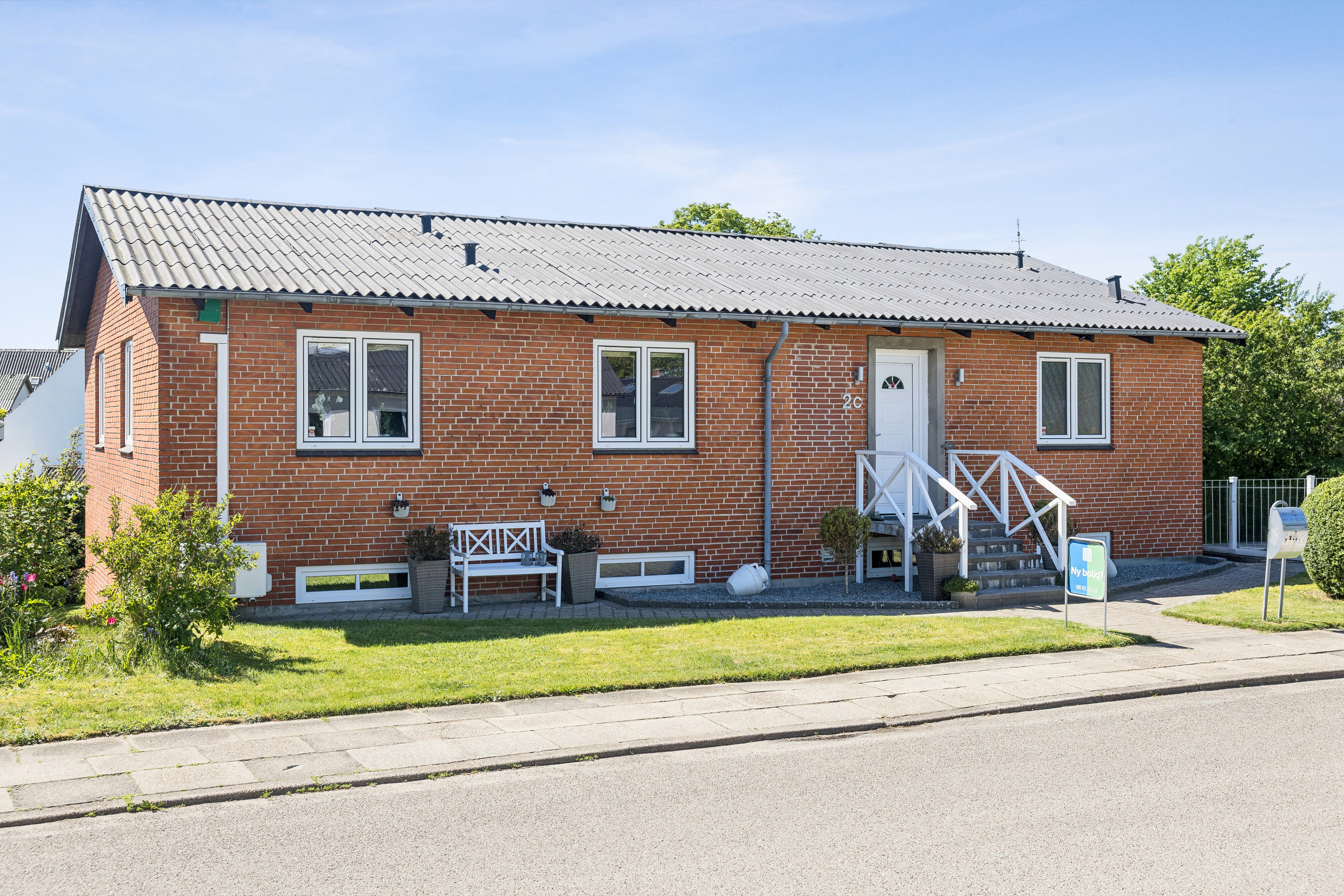 Fremhævet set fra vejen billede i fuldskærmstilstand. Billede af Elmevej 2C, 9800 Hjørring