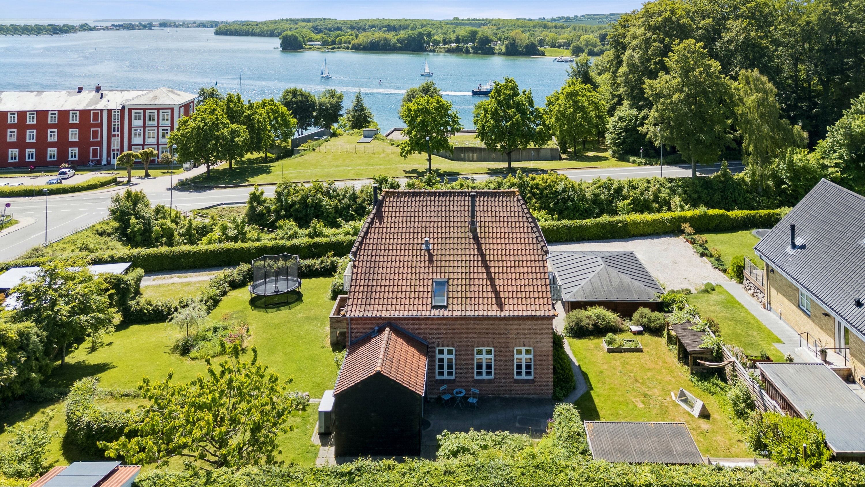 Fremhævet luftfoto billede i fuldskærmstilstand. Billede af Bellevuevej 5, 5700 Svendborg