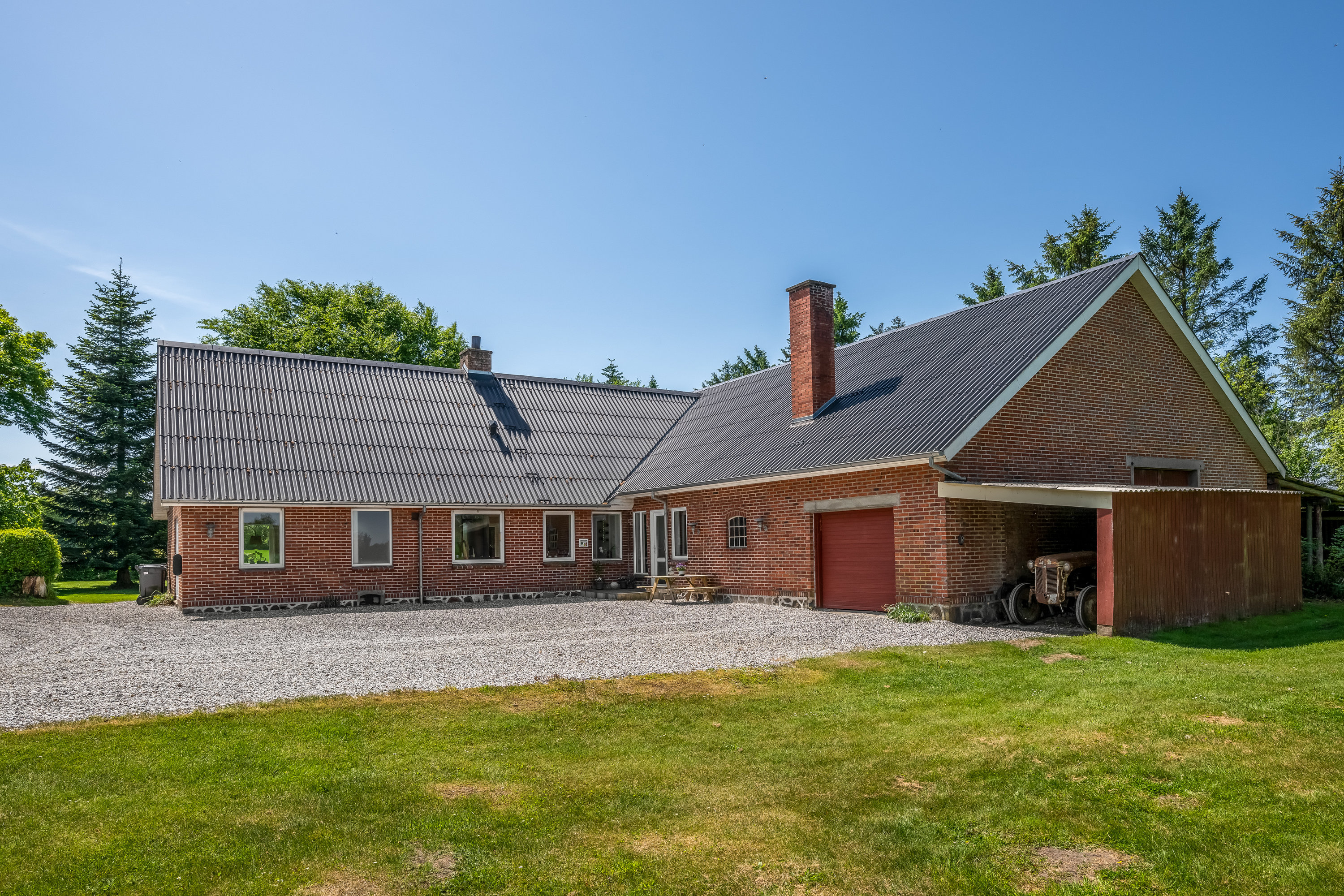 Fremhævet facade billede i fuldskærmstilstand. Billede af Astrupvej 1, Hee, 6950 Ringkøbing