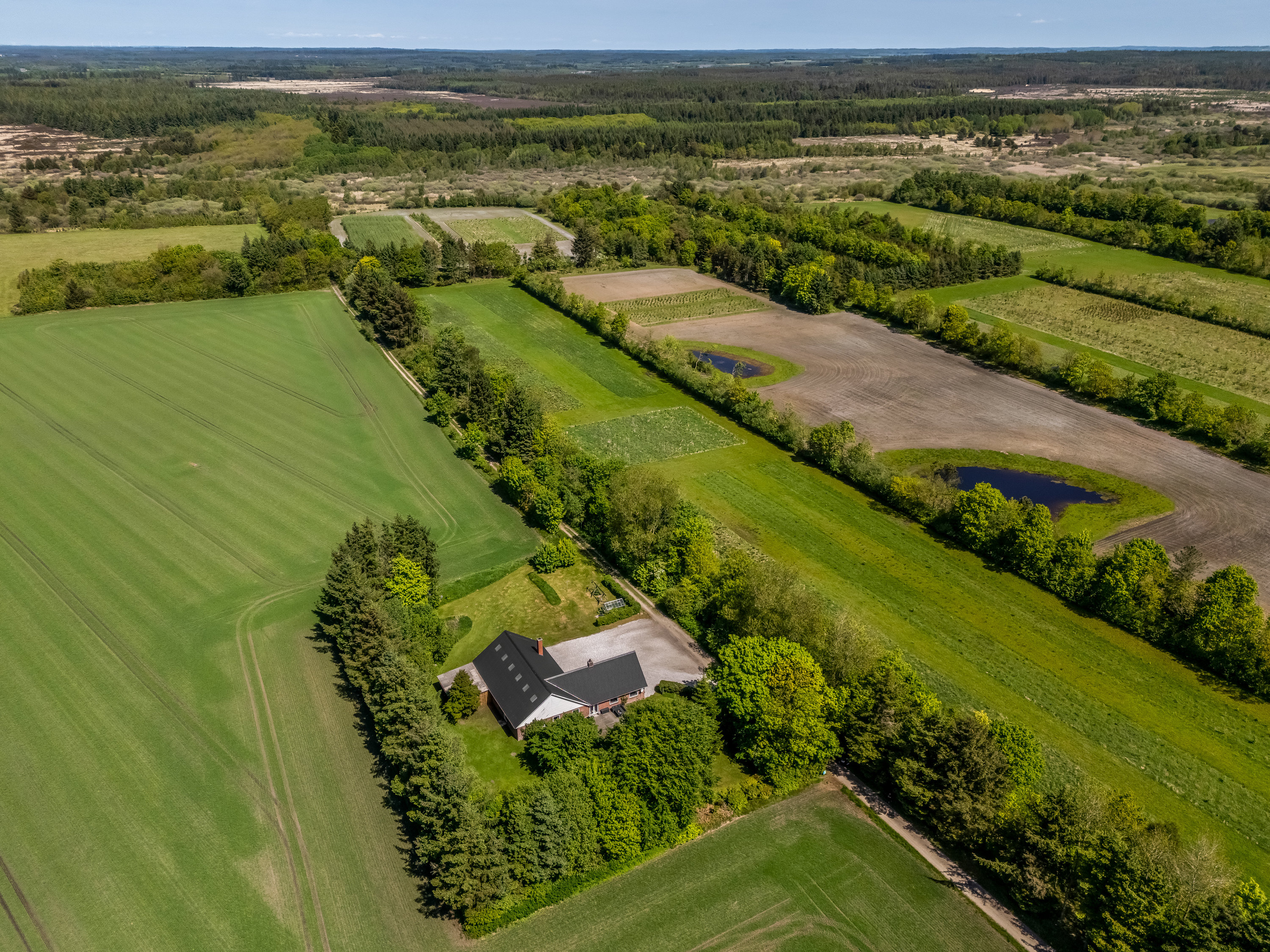 Fremhævet luftfoto billede i fuldskærmstilstand. Billede af Astrupvej 1, Hee, 6950 Ringkøbing