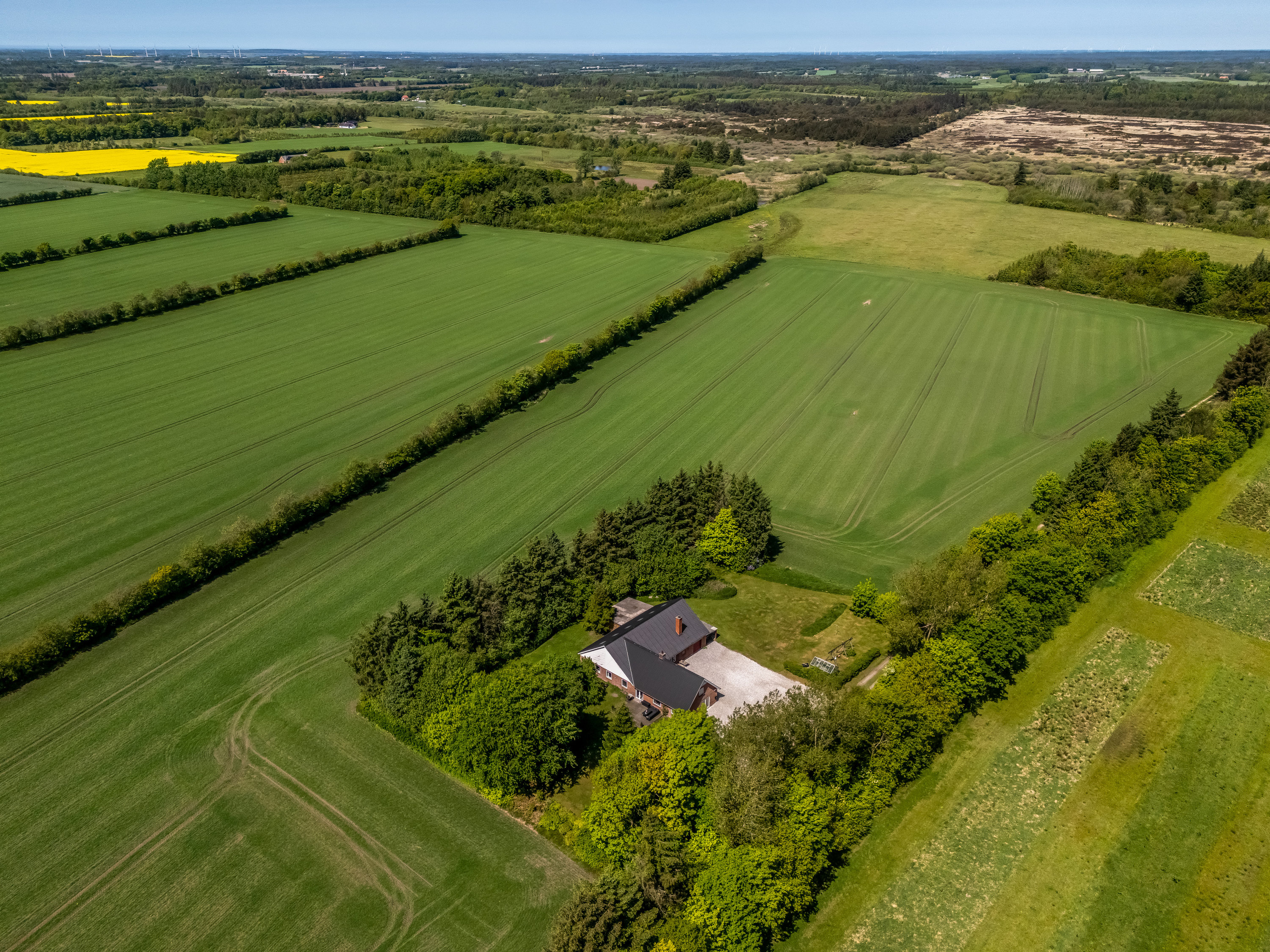 Fremhævet luftfoto billede i fuldskærmstilstand. Billede af Astrupvej 1, Hee, 6950 Ringkøbing