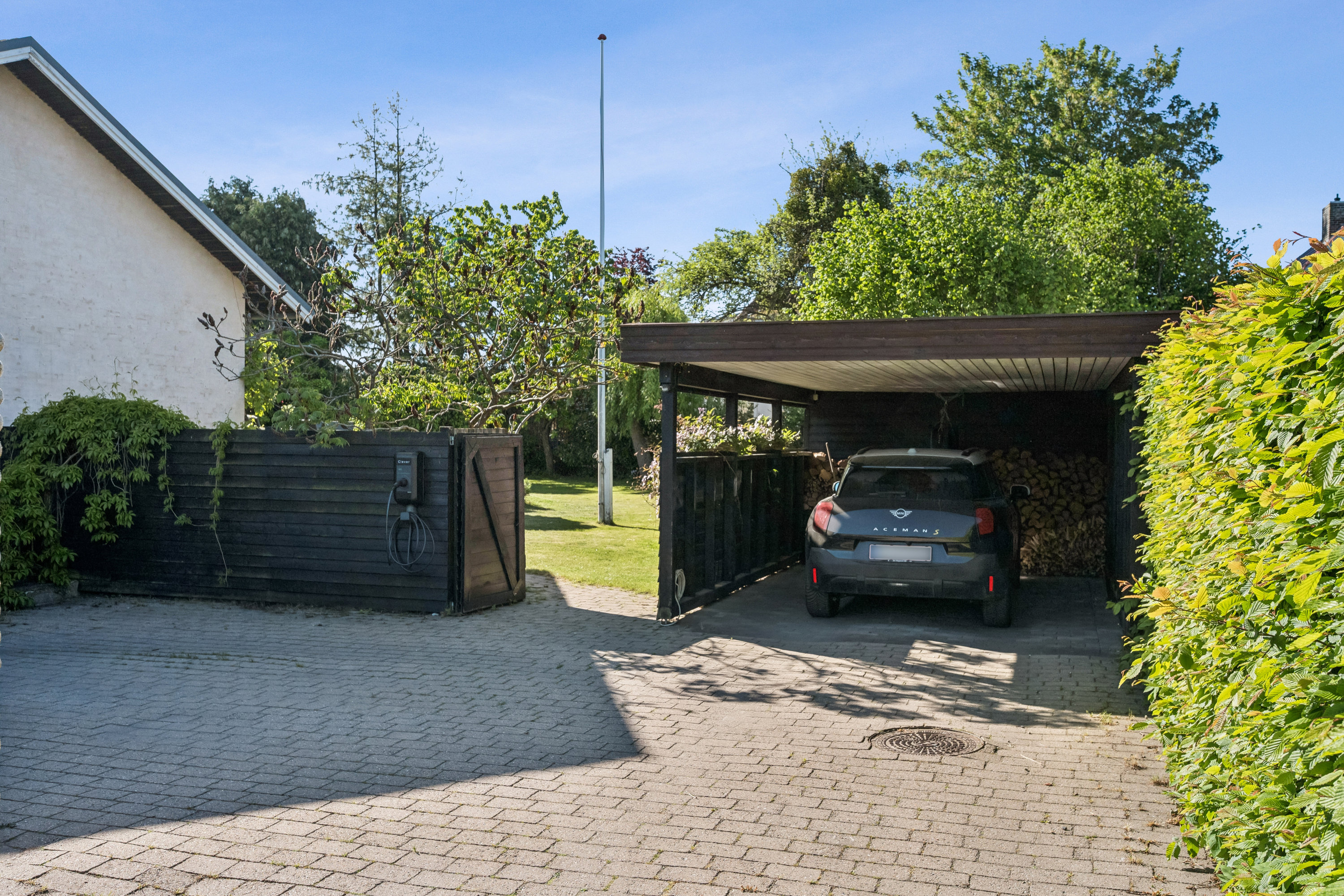 Fremhævet carport billede i fuldskærmstilstand. Billede af Furesøkrogen 16, 2830 Virum