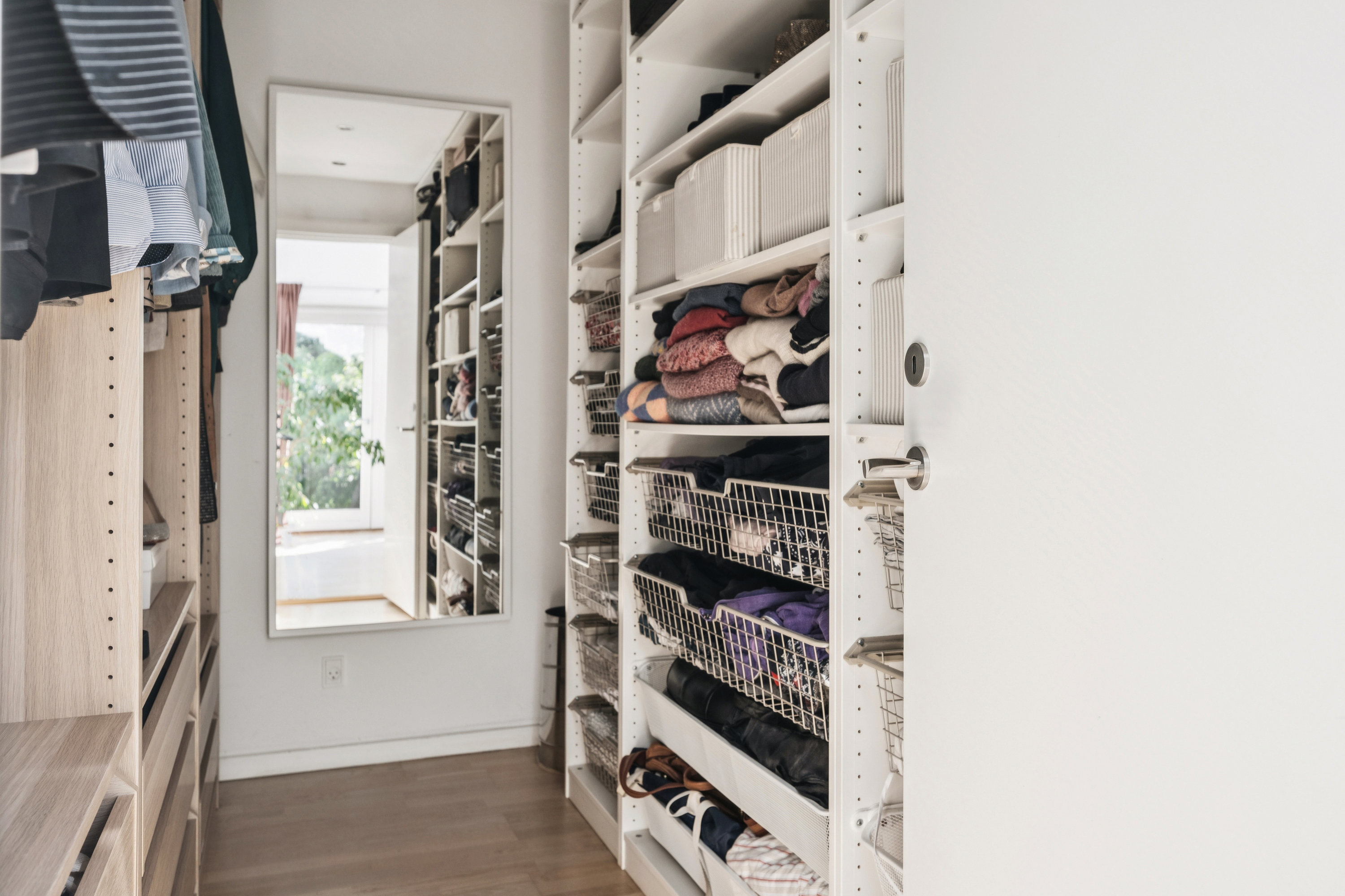 Fremhævet walkin closet billede i fuldskærmstilstand. Billede af Furesøkrogen 16, 2830 Virum