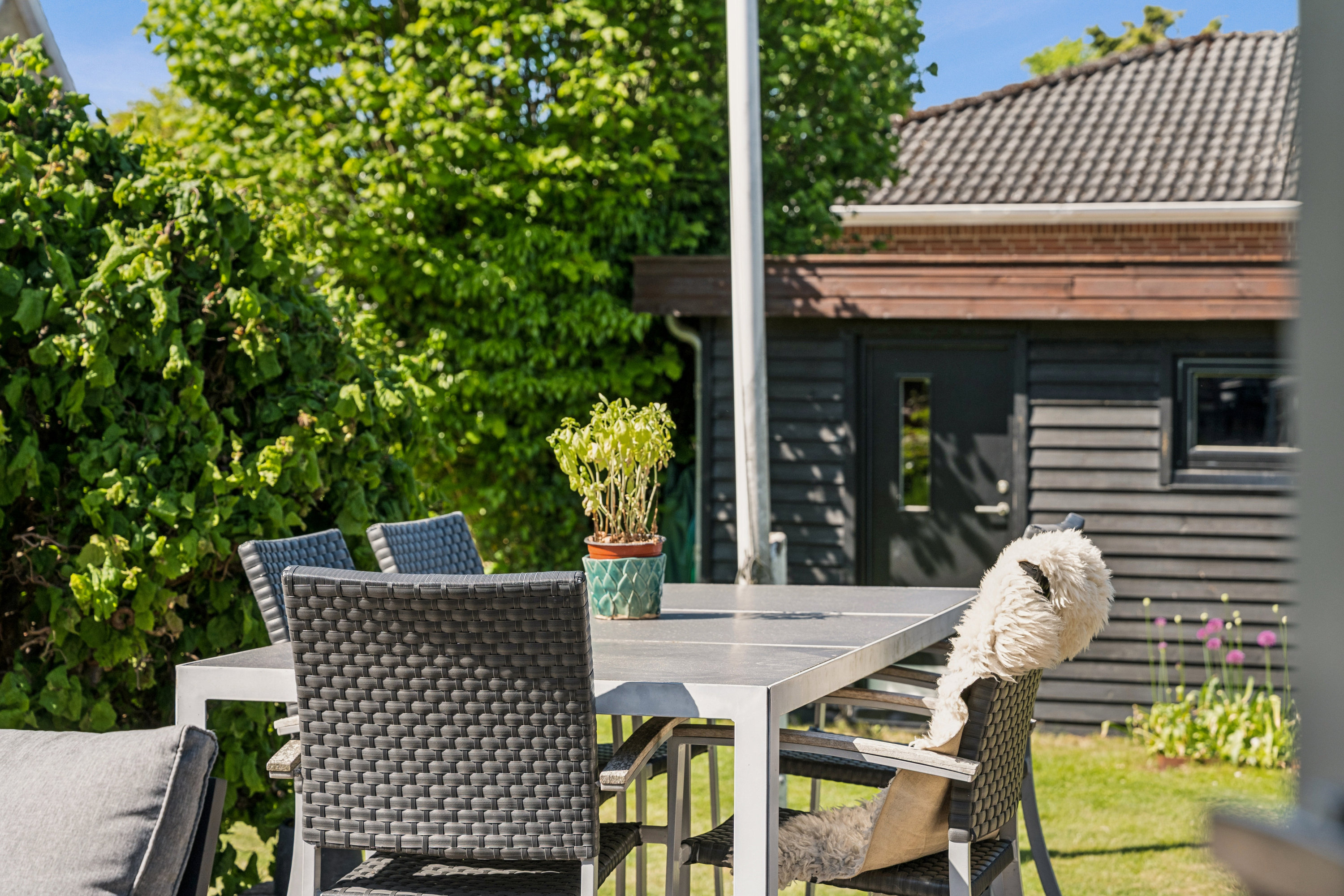 Fremhævet terrasse billede i fuldskærmstilstand. Billede af Furesøkrogen 16, 2830 Virum
