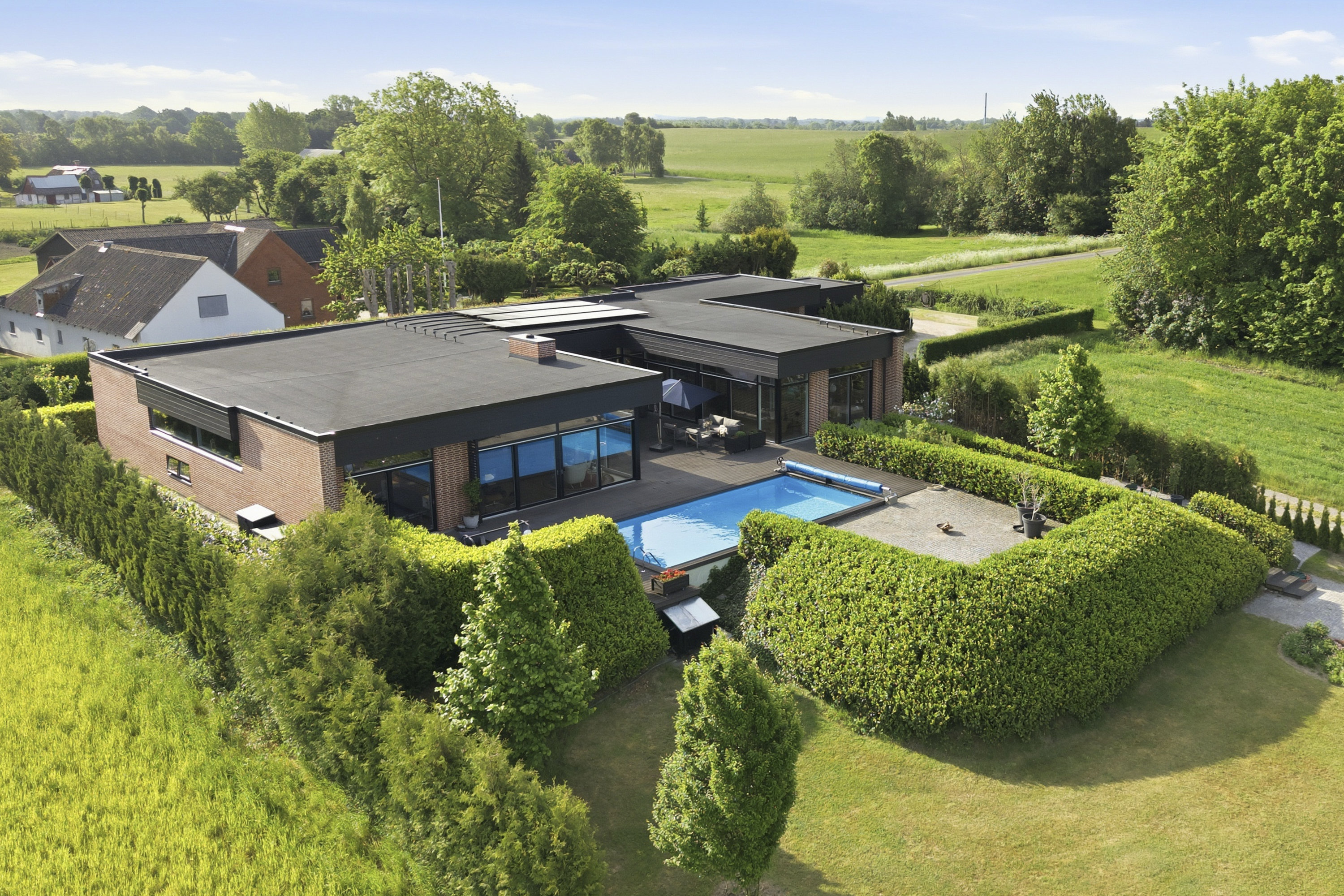 Fremhævet facade billede i fuldskærmstilstand. Billede af Overtvedvej 16, Allesø, 5270 Odense N