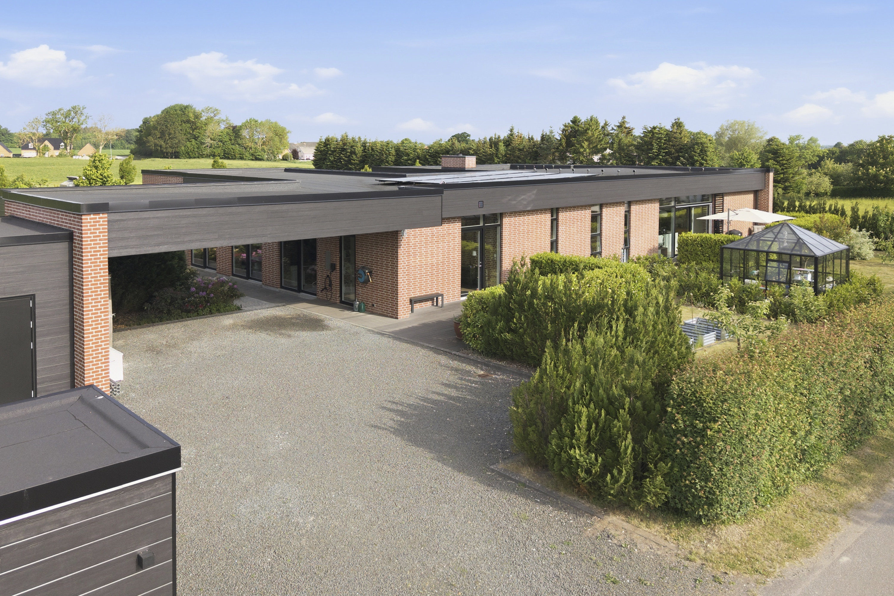 Fremhævet facade billede i fuldskærmstilstand. Billede af Overtvedvej 16, Allesø, 5270 Odense N