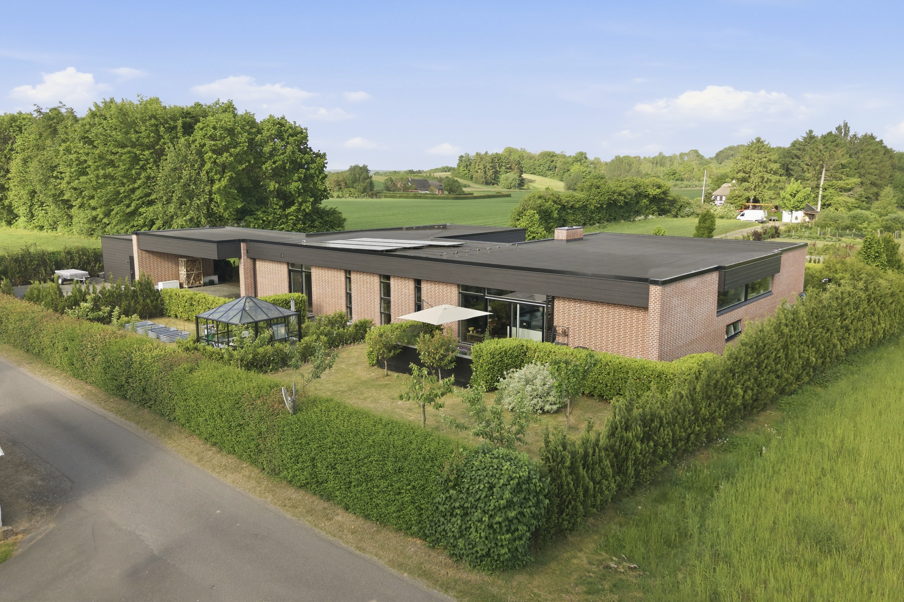 Fremhævet facade billede i fuldskærmstilstand. Billede af Overtvedvej 16, Allesø, 5270 Odense N
