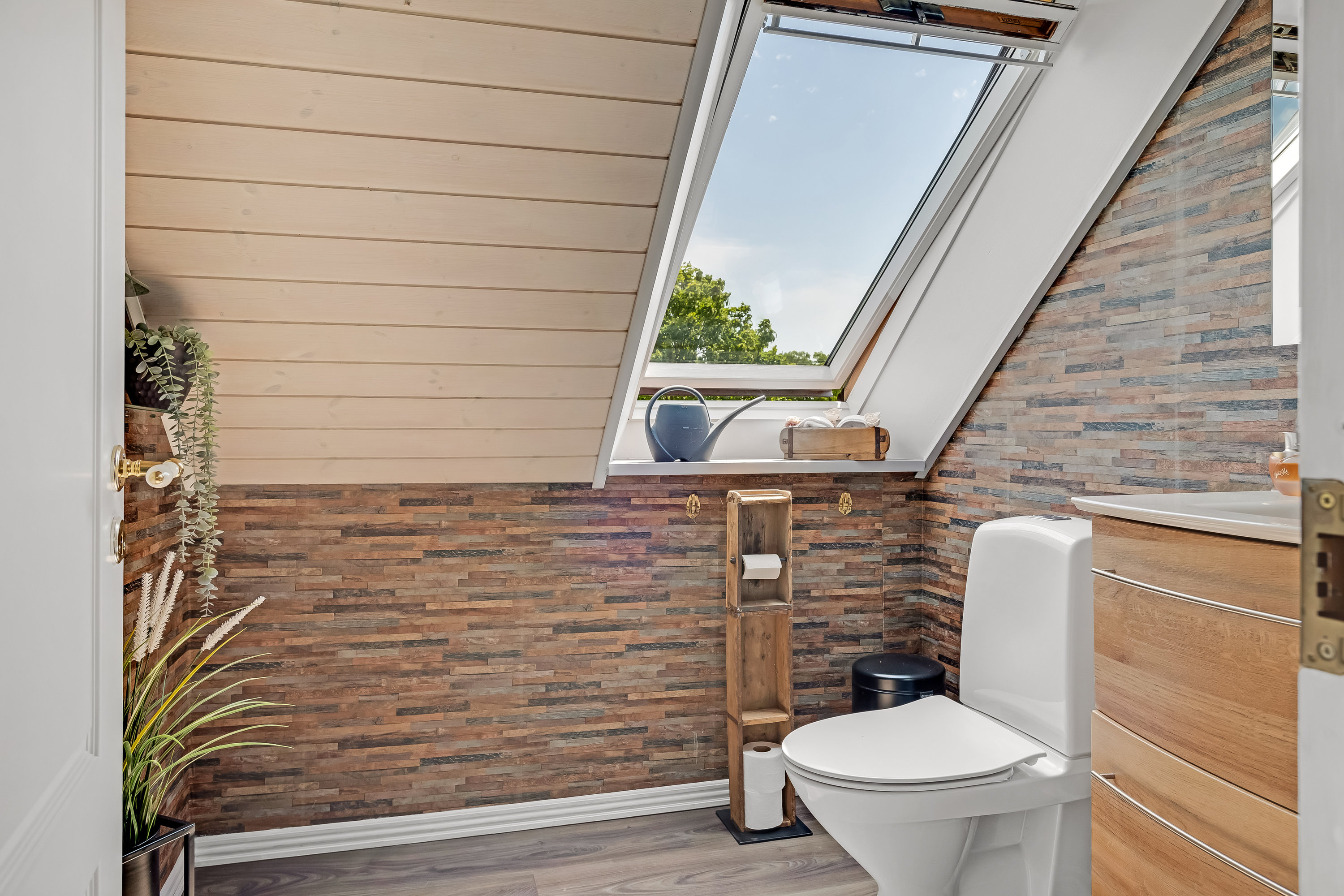 Fremhævet toilet billede i fuldskærmstilstand. Billede af Remmerstrandvej 149, Gudum, 7620 Lemvig