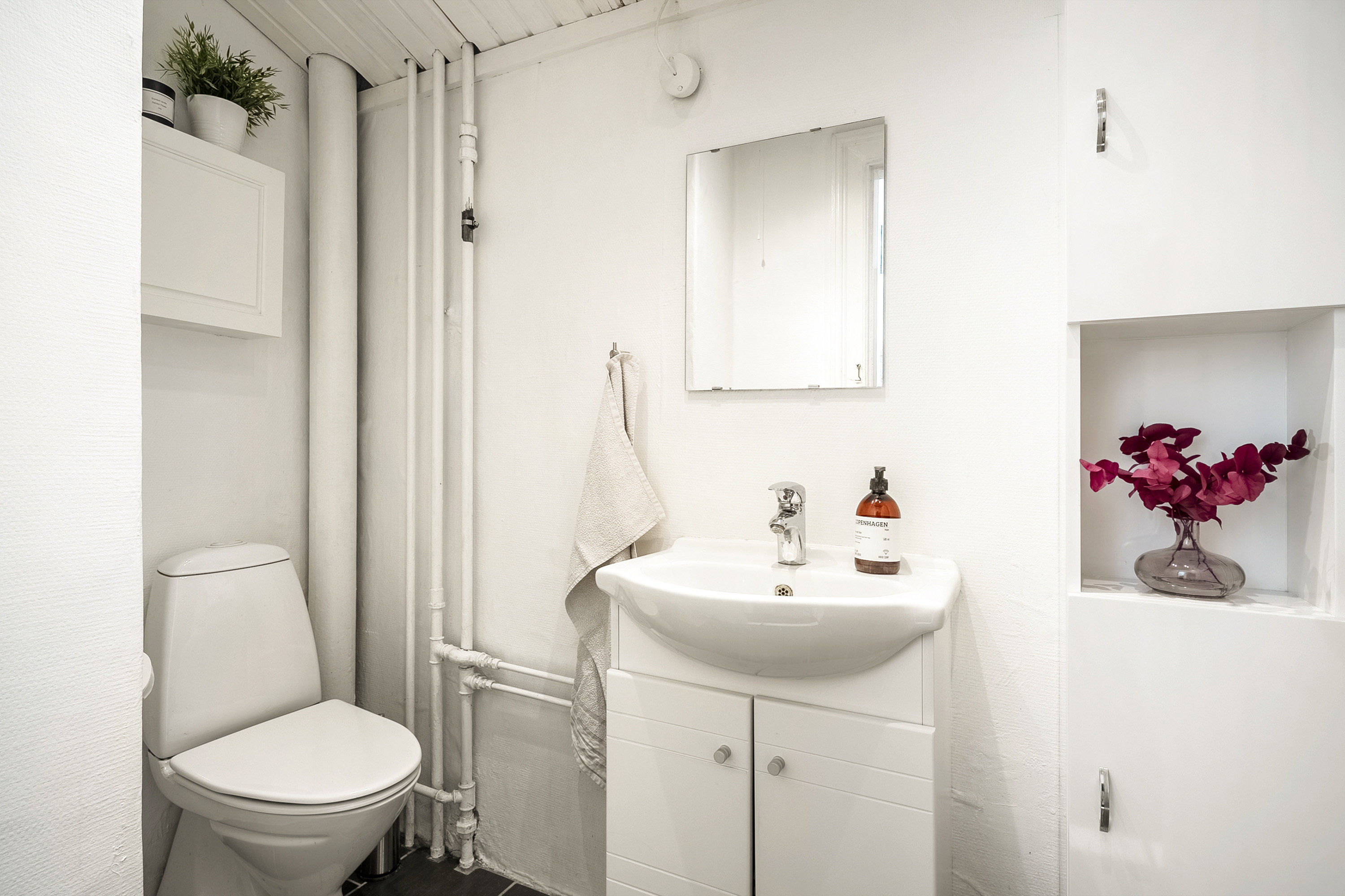 Fremhævet toilet billede i fuldskærmstilstand. Billede af Rødegårdsvej 42, 1., 5000 Odense C