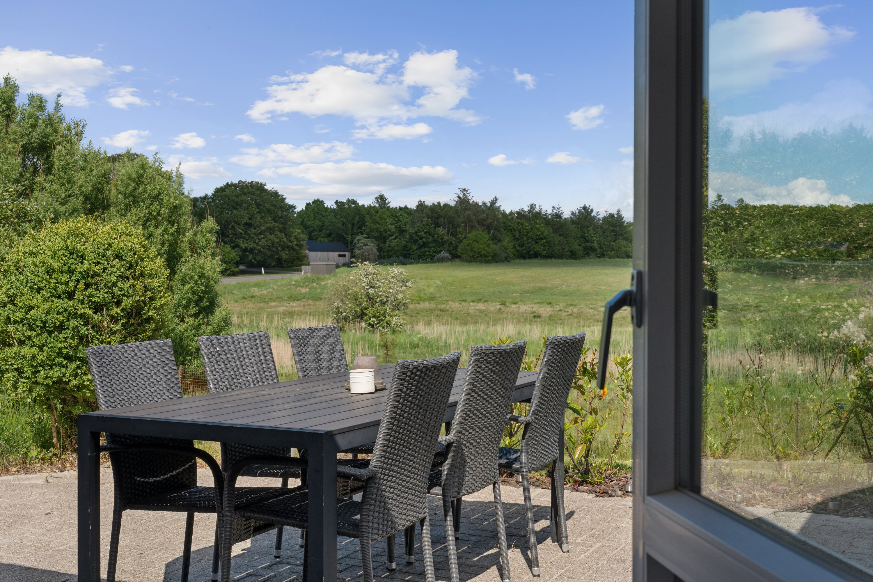 Fremhævet terrasse billede i fuldskærmstilstand. Billede af Schmidtsvej 1A, Farstrup, 9240 Nibe