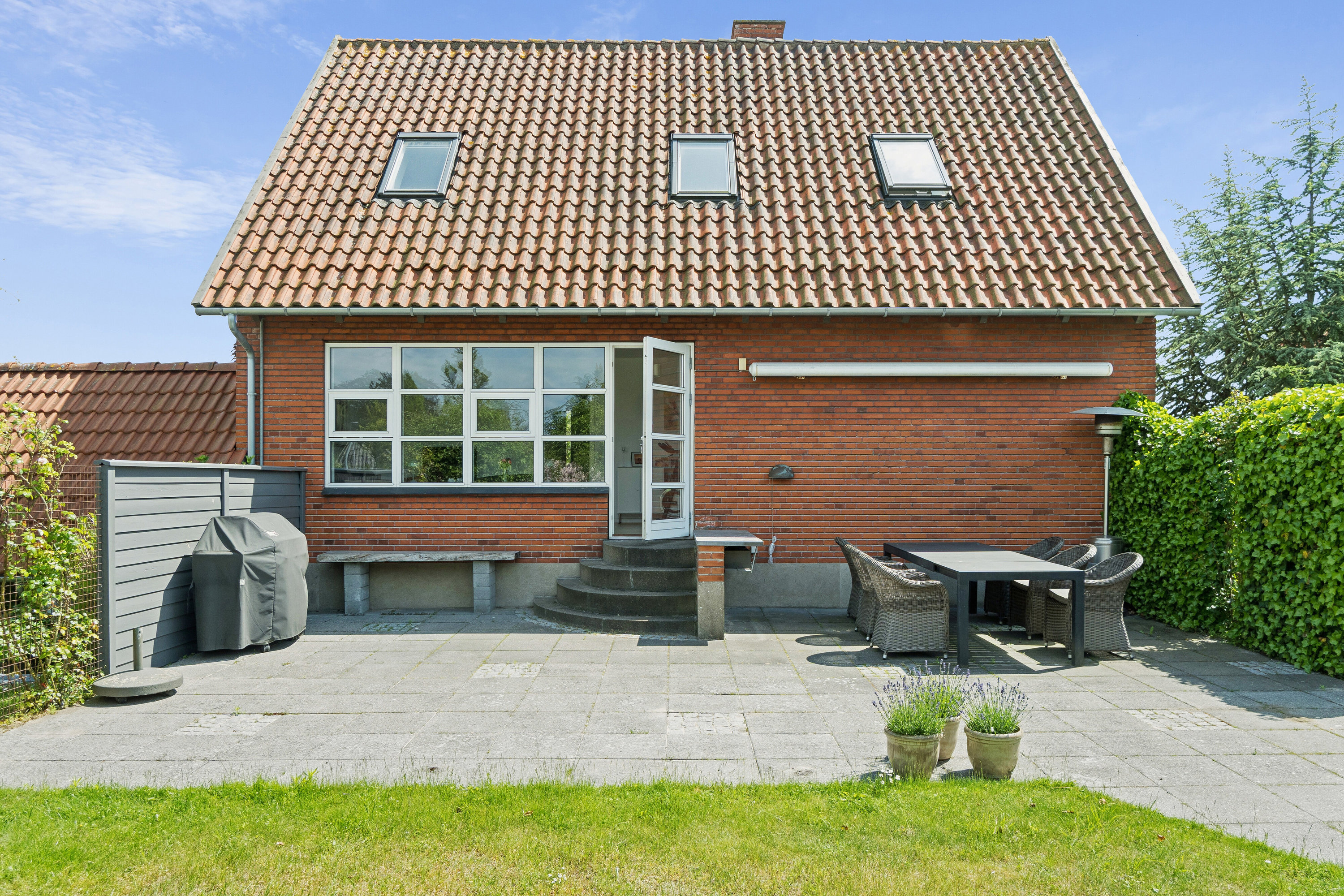 Fremhævet set fra haven billede i fuldskærmstilstand. Billede af Lille Solvej 2, 4700 Næstved