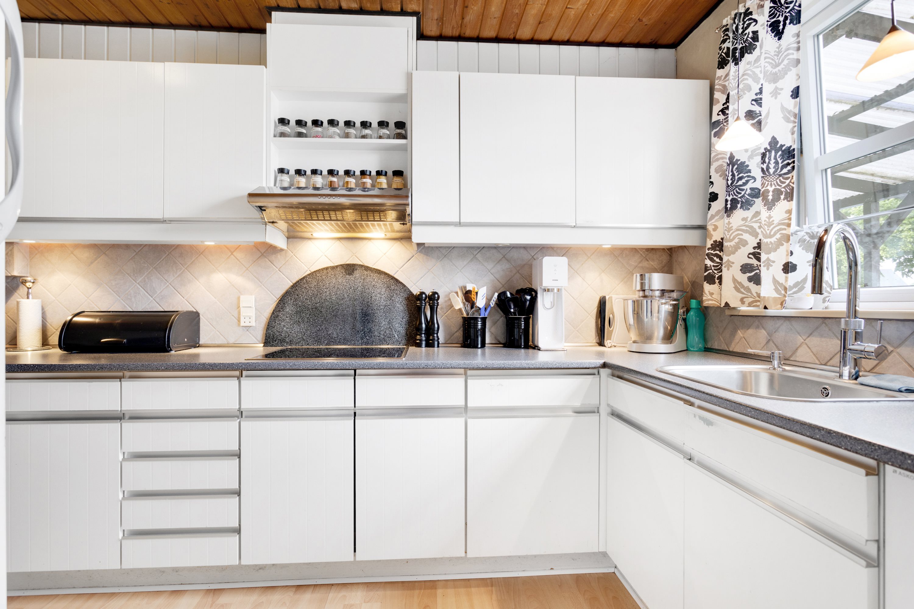 Fremhævet køkken billede i fuldskærmstilstand. Billede af Peder Skrams Vej 14, 9900 Frederikshavn