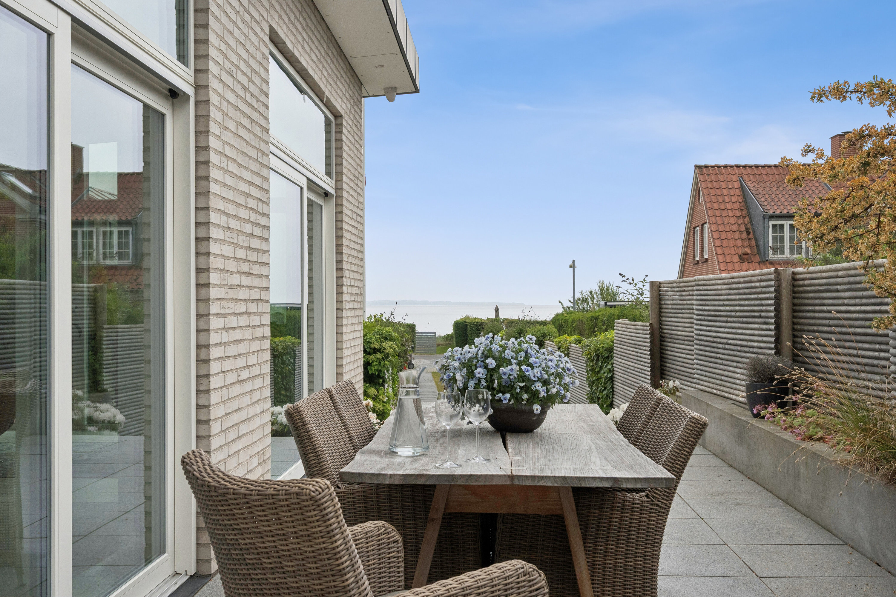 Fremhævet terrasse billede i fuldskærmstilstand. Billede af Gl Strandvej 282, 3050 Humlebæk