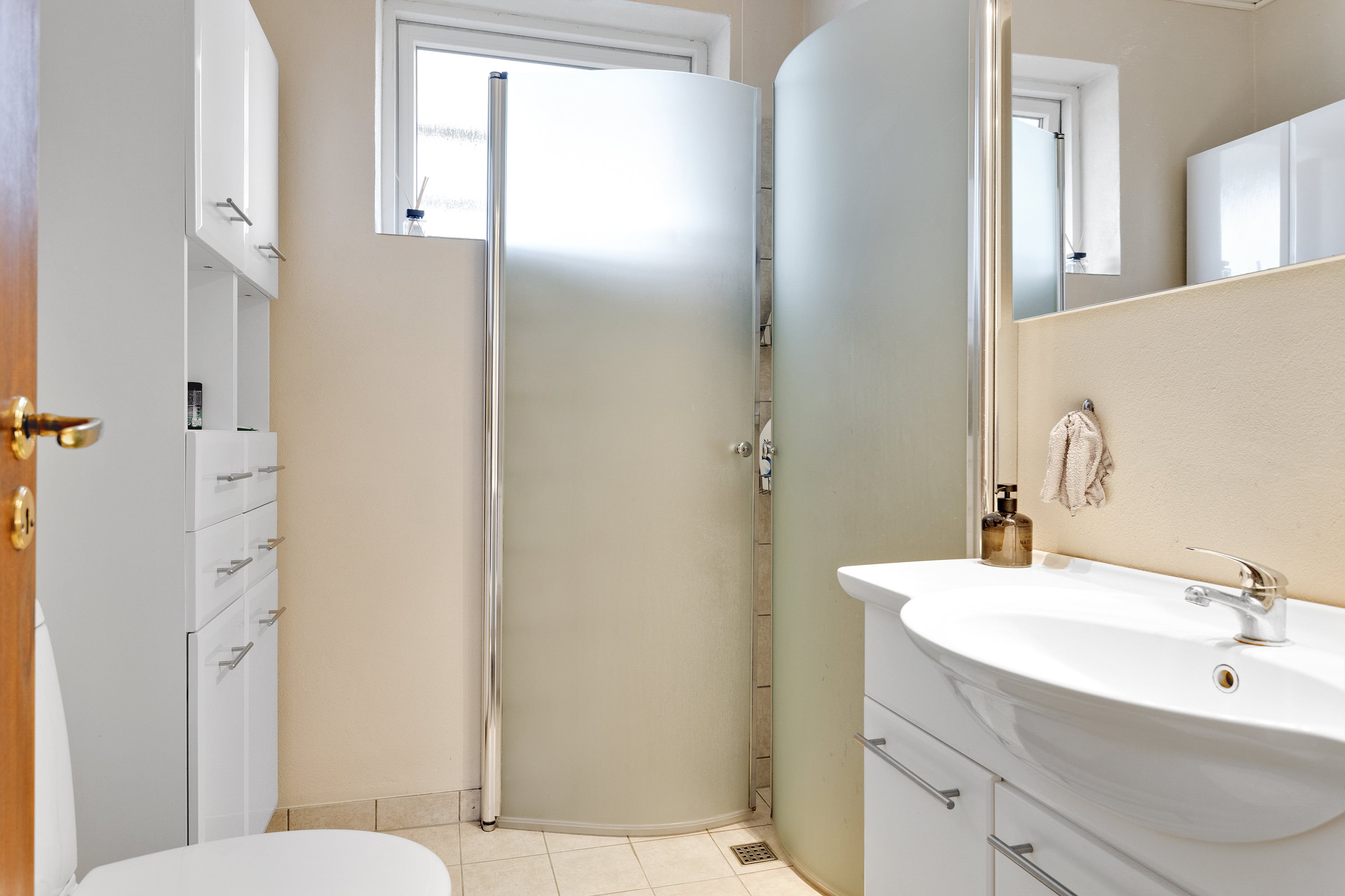 Fremhævet badeværelse billede i fuldskærmstilstand. Billede af Peder Skrams Vej 14, 9900 Frederikshavn