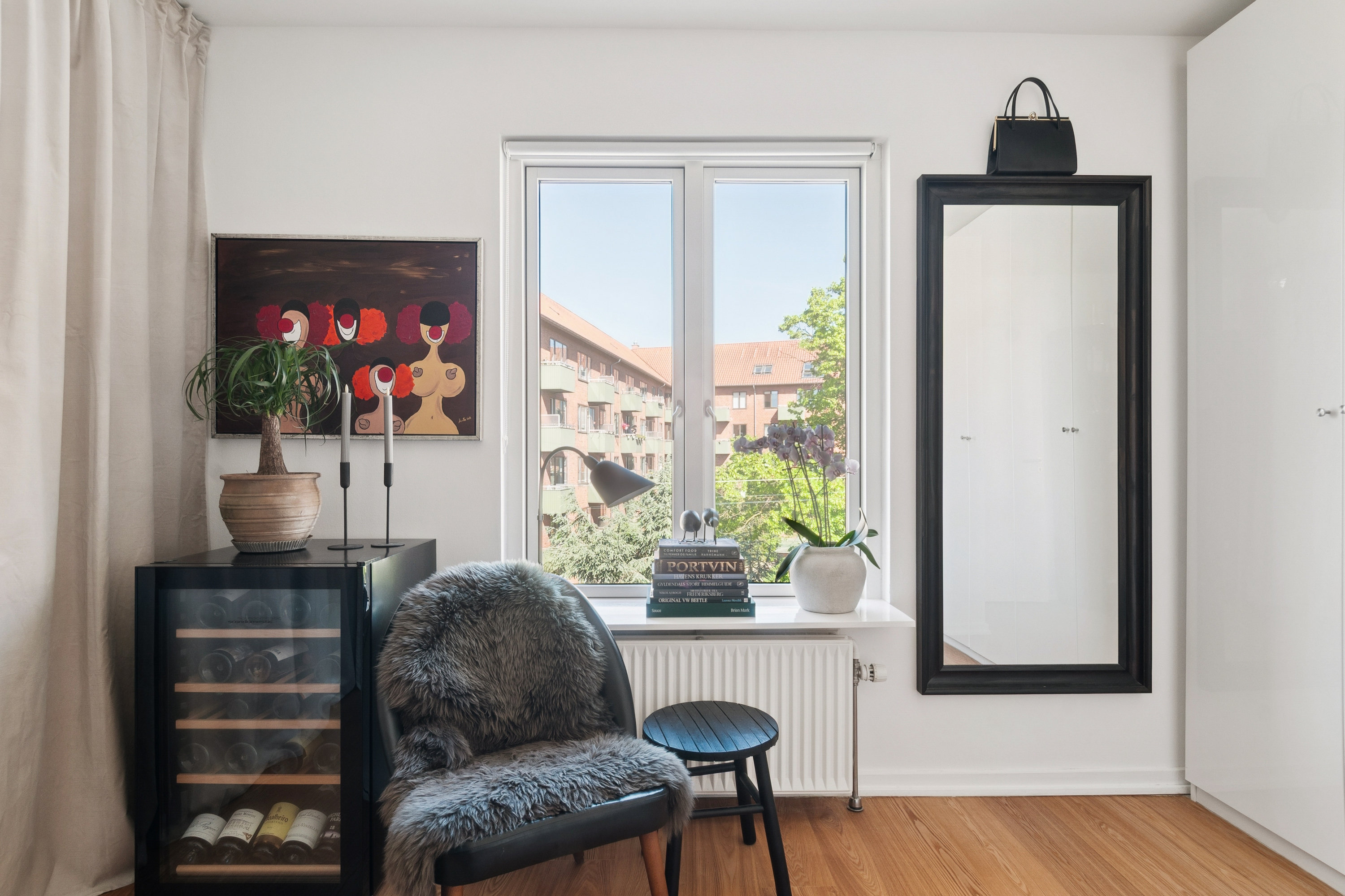 Fremhævet stue billede i fuldskærmstilstand. Billede af Kongensvej 2, 2. mf., 2000 Frederiksberg