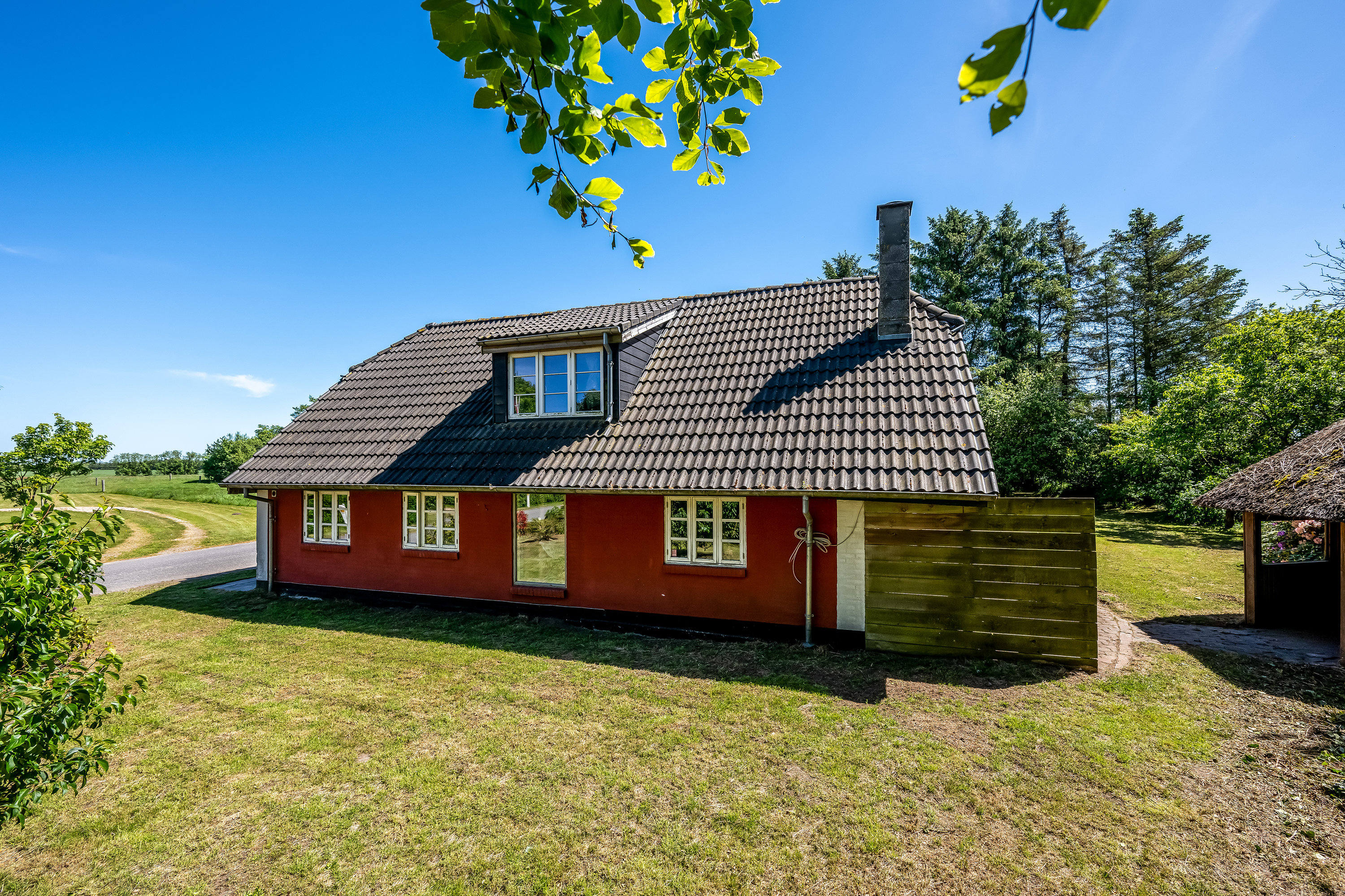 Fremhævet facade billede i fuldskærmstilstand. Billede af Nymindegabvej 182, 6855 Outrup