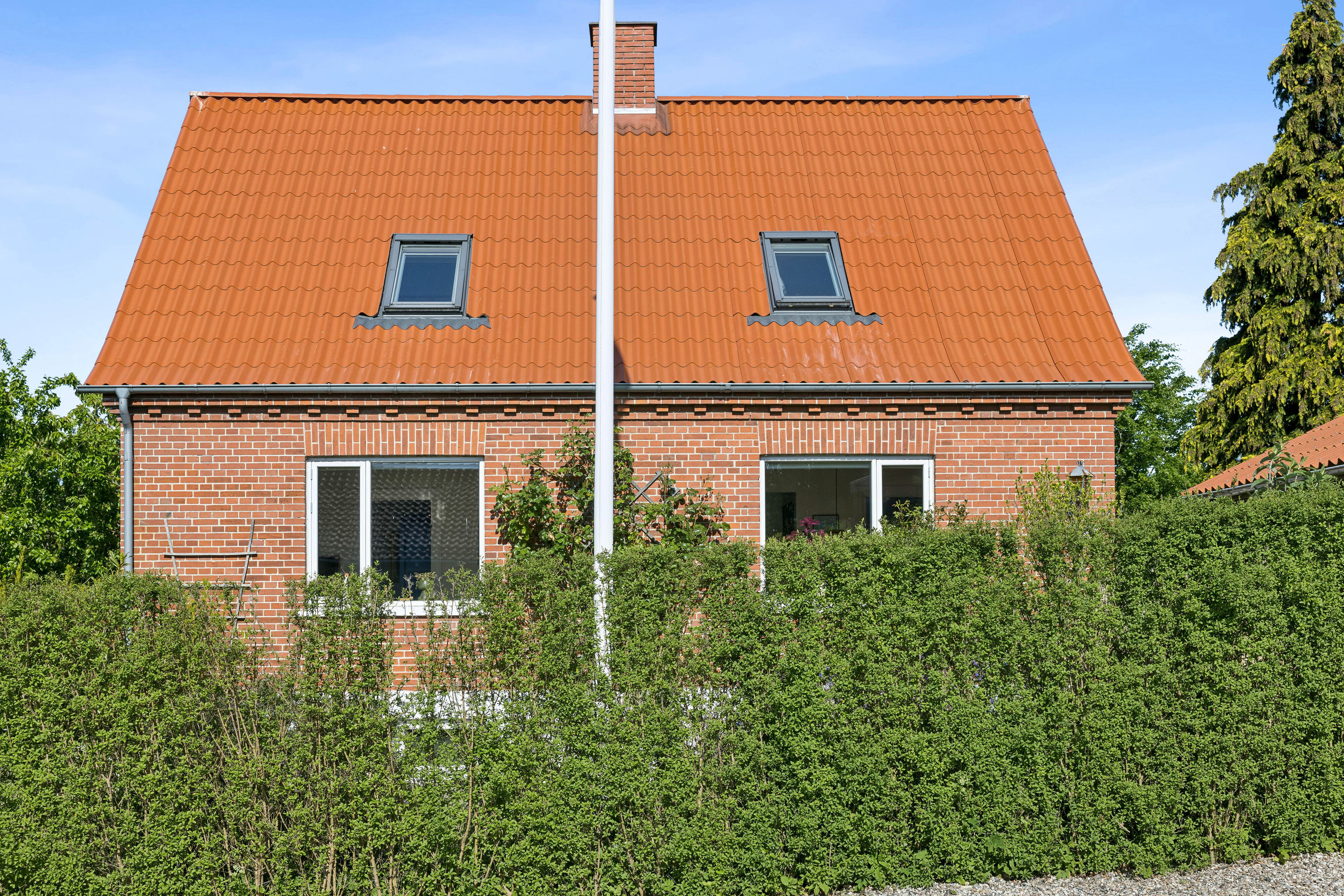 Fremhævet set fra haven billede i fuldskærmstilstand. Billede af Sentvedvej 48, 5871 Frørup