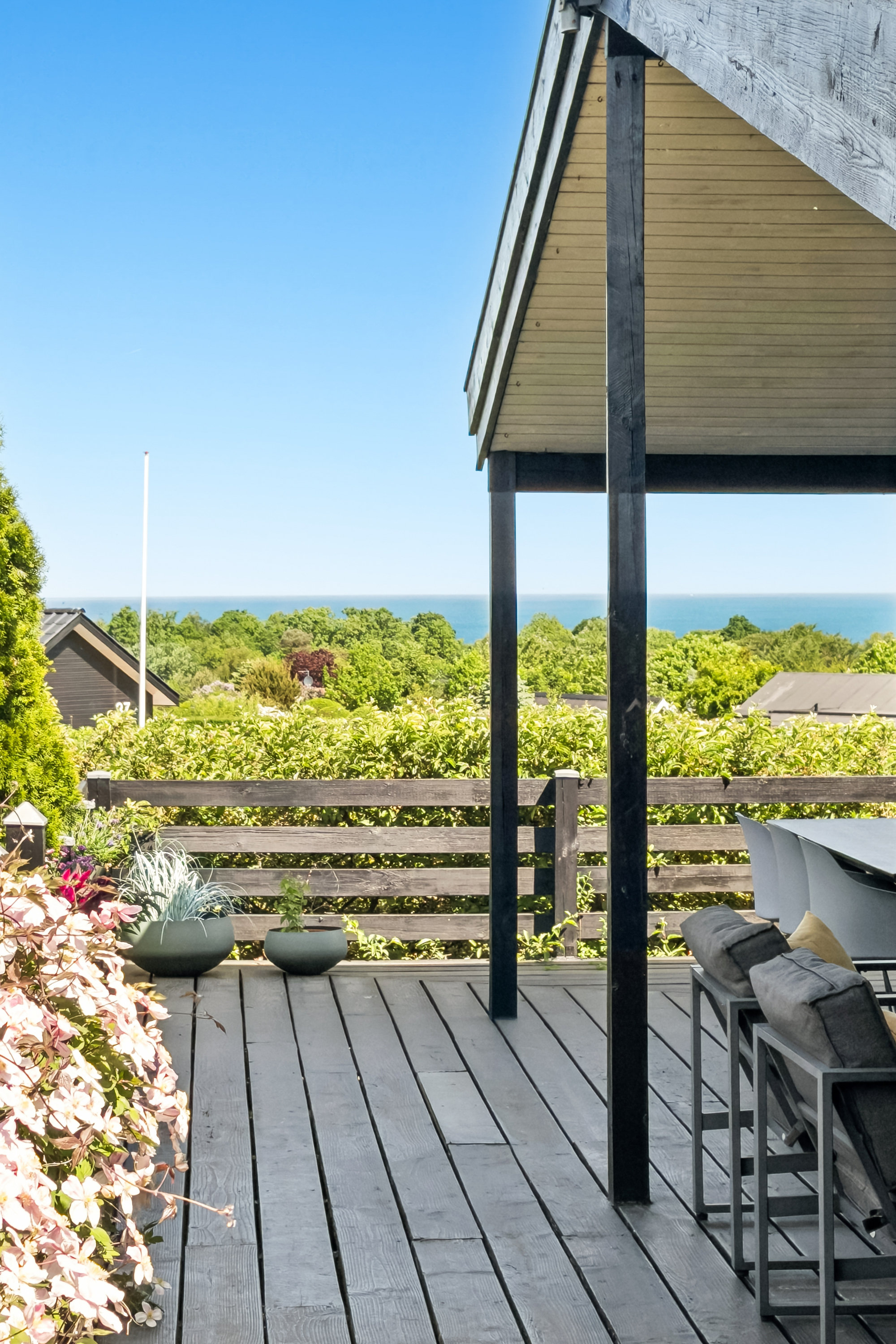 Fremhævet terrasse billede i fuldskærmstilstand. Billede af Glænøvej 10, Bønnerup Strand, 8585 Glesborg