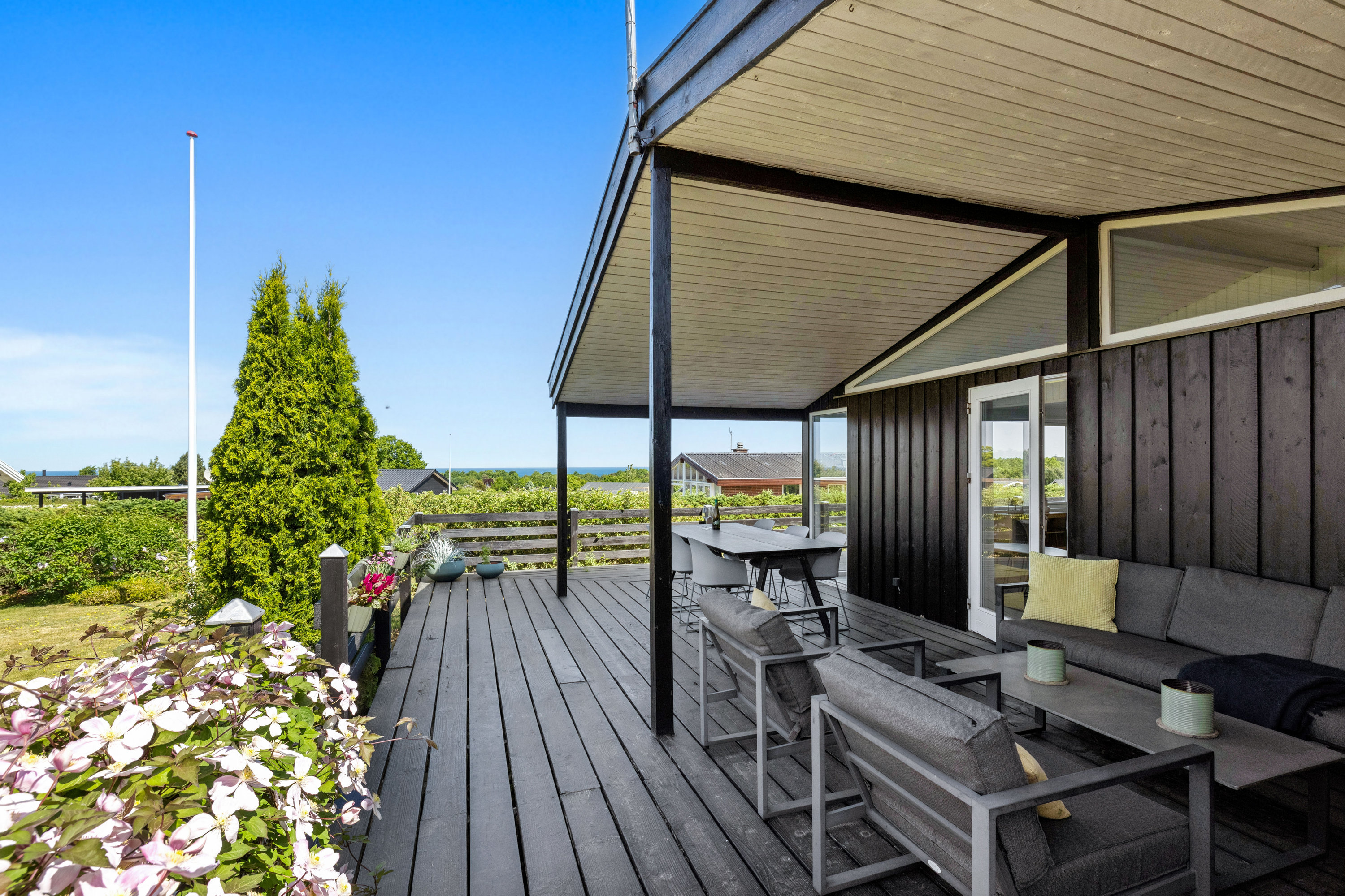 Fremhævet terrasse billede i fuldskærmstilstand. Billede af Glænøvej 10, Bønnerup Strand, 8585 Glesborg