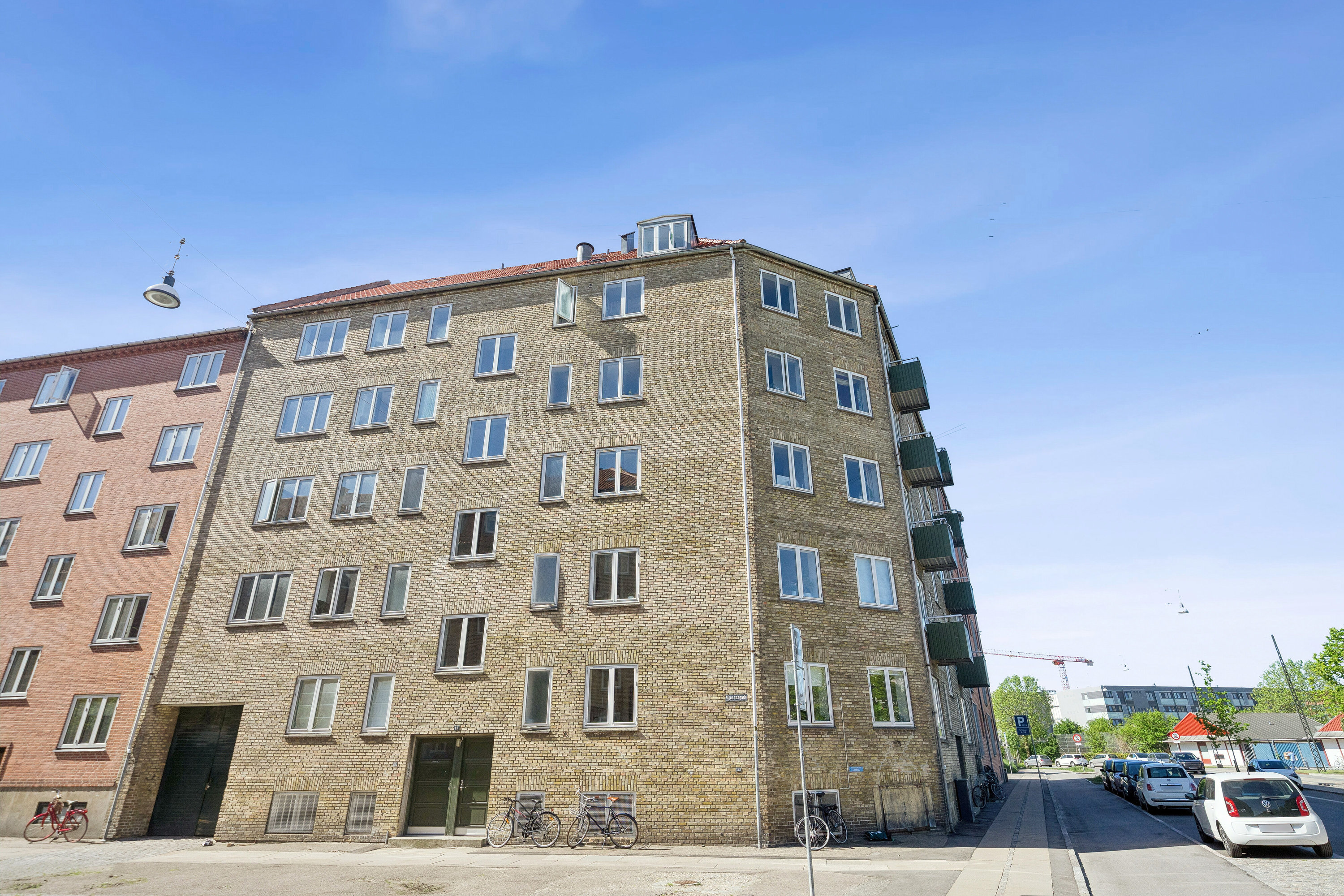 Fremhævet set fra vejen billede i fuldskærmstilstand. Billede af Mjøsensgade 13, 5. th., 2300 København S