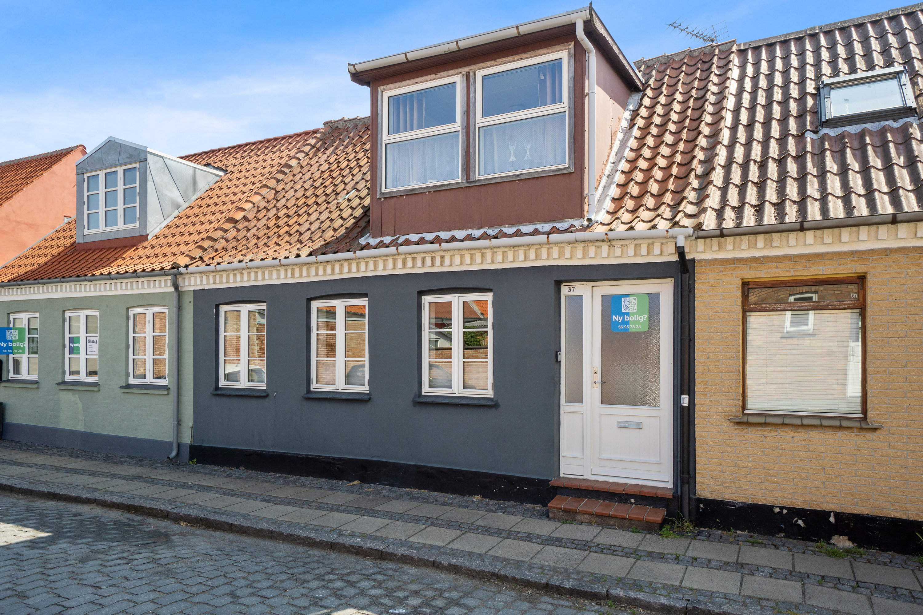 Fremhævet facade billede i fuldskærmstilstand. Billede af Voldgade 37, 3700 Rønne