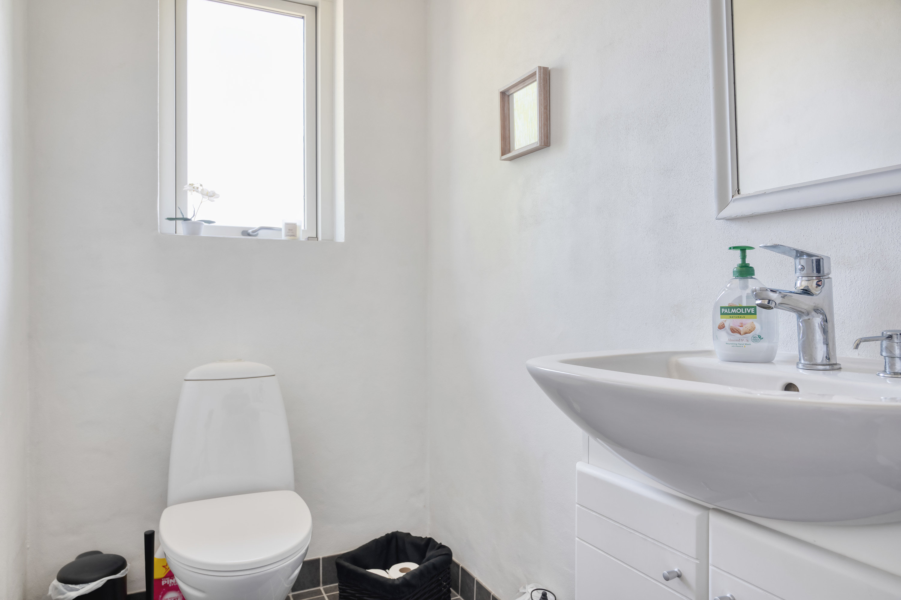 Fremhævet toilet billede i fuldskærmstilstand. Billede af Hejmdalsvej 3, 4873 Væggerløse