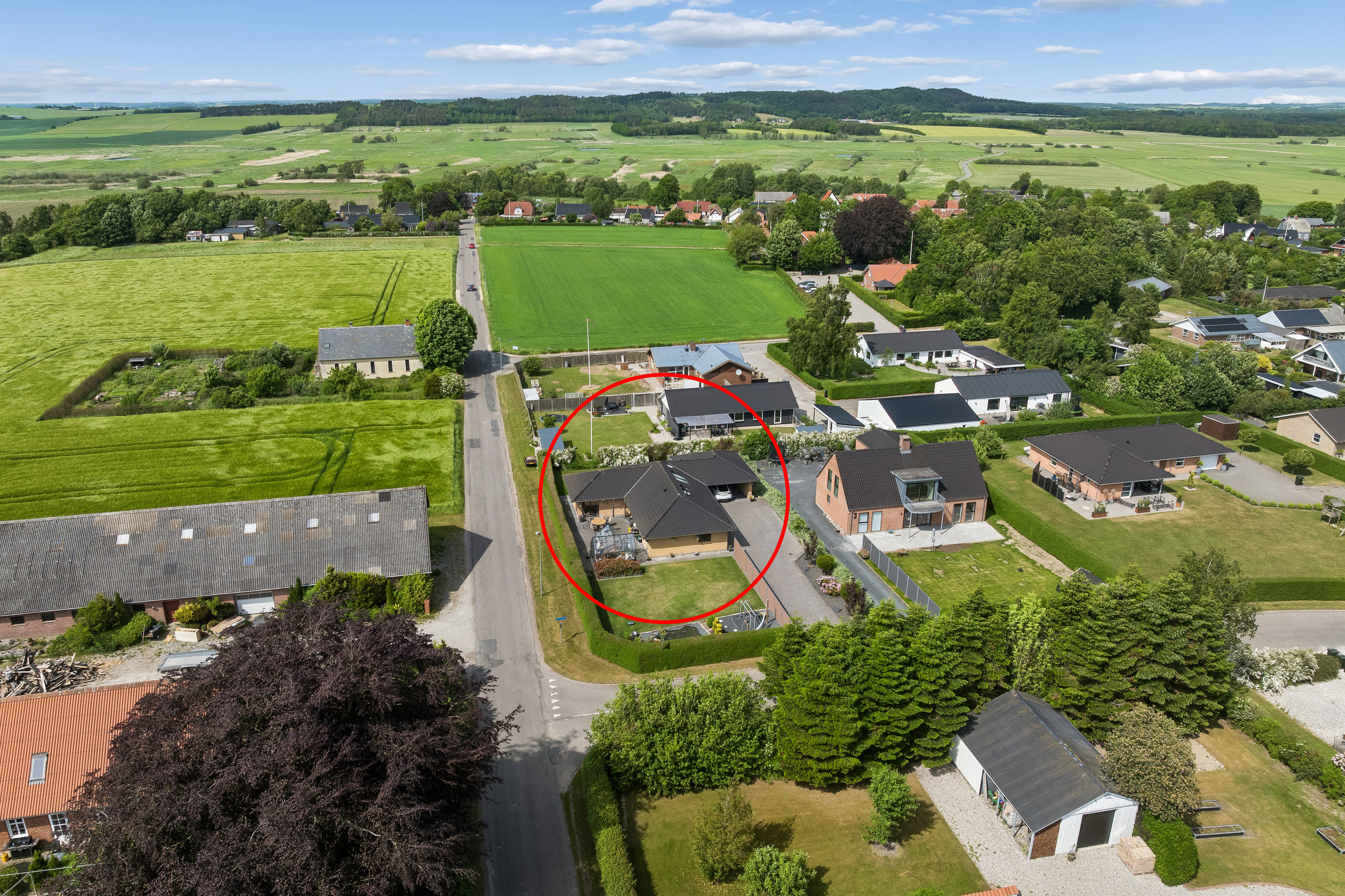 Fremhævet luftfoto billede i fuldskærmstilstand. Billede af Skovlundsvej 1, Ø Alling, 8963 Auning