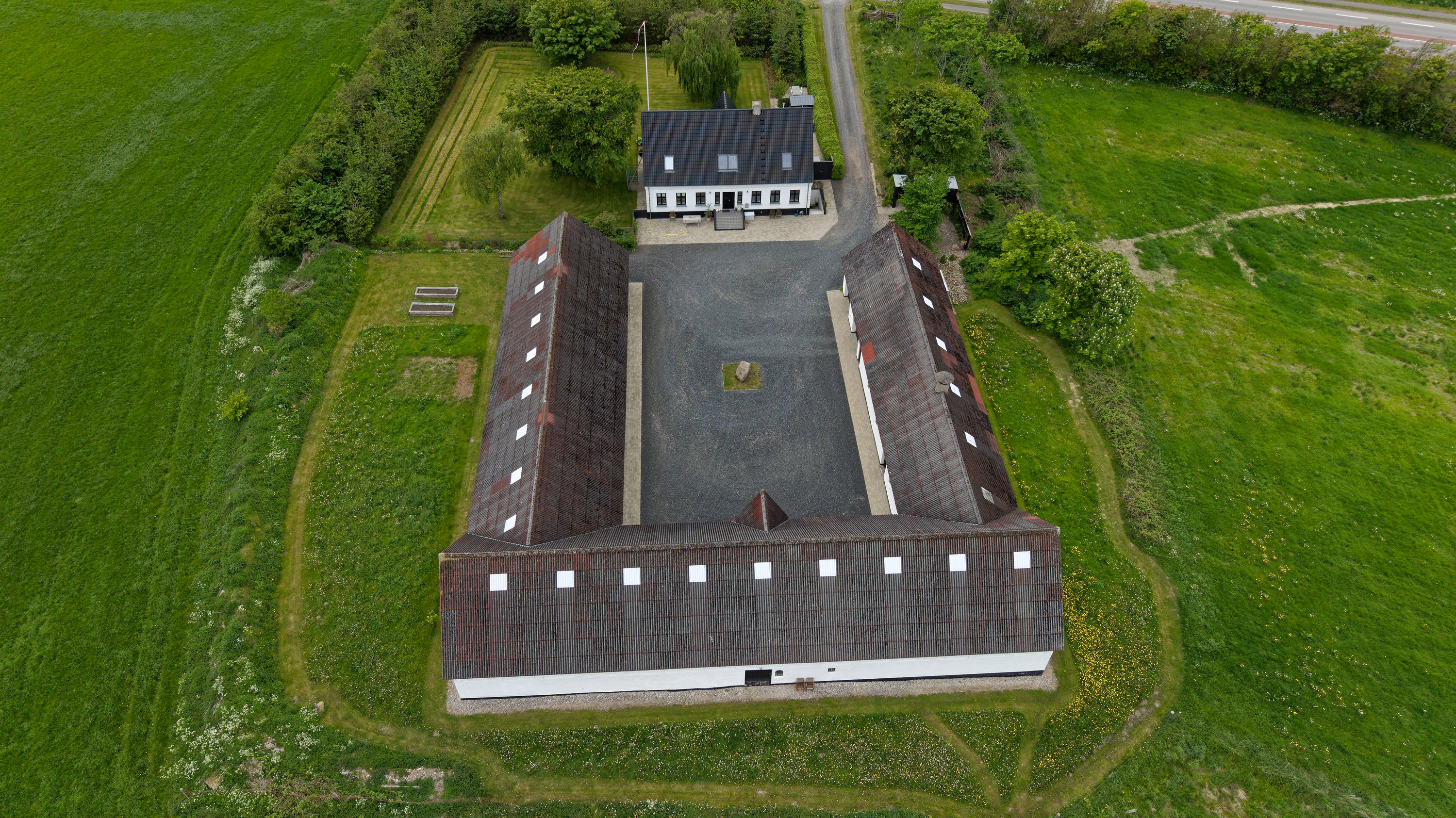 Fremhævet dronefoto billede i fuldskærmstilstand. Billede af Ålborgvej 281, 9800 Hjørring