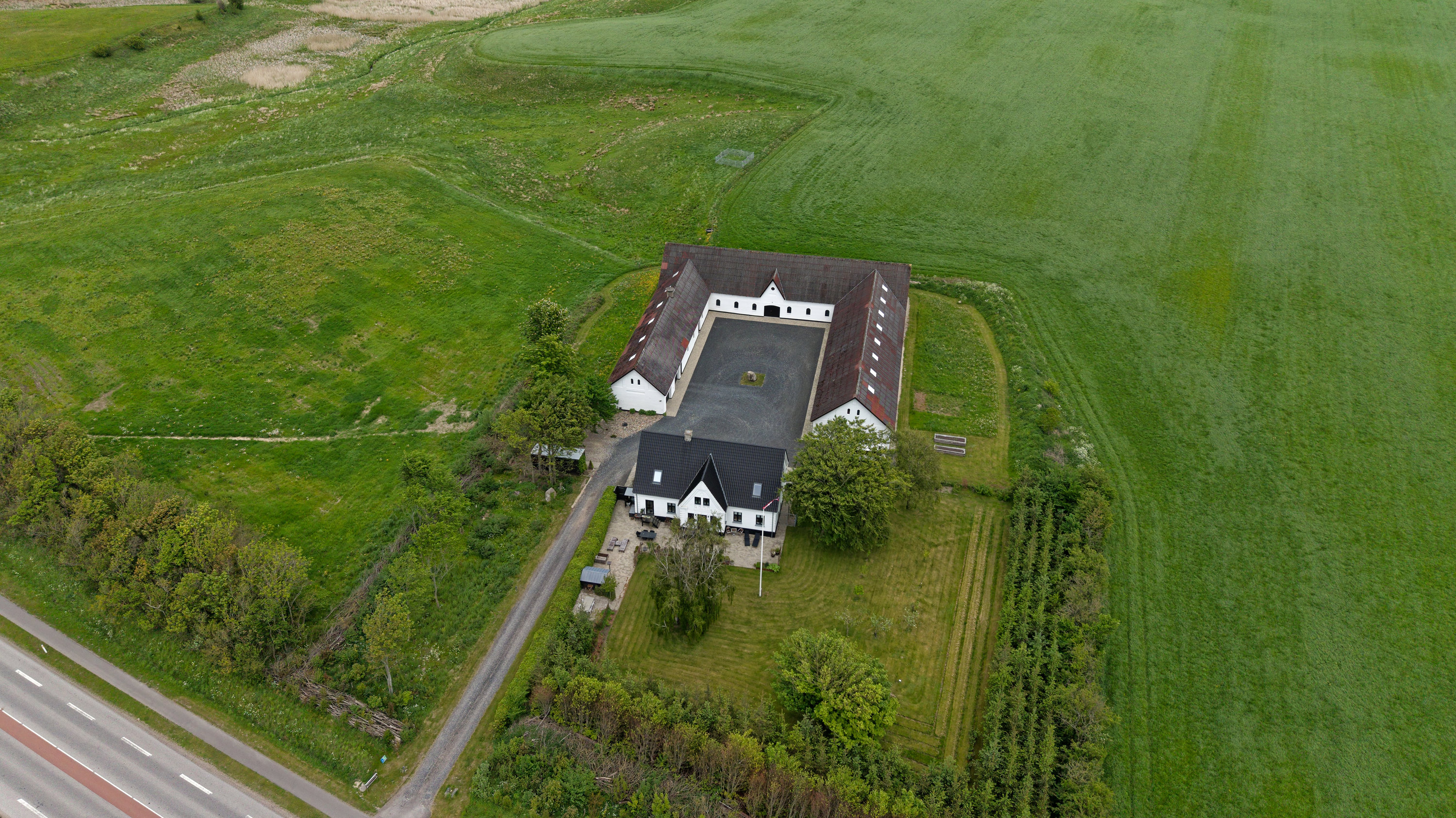 Fremhævet dronefoto billede i fuldskærmstilstand. Billede af Ålborgvej 281, 9800 Hjørring