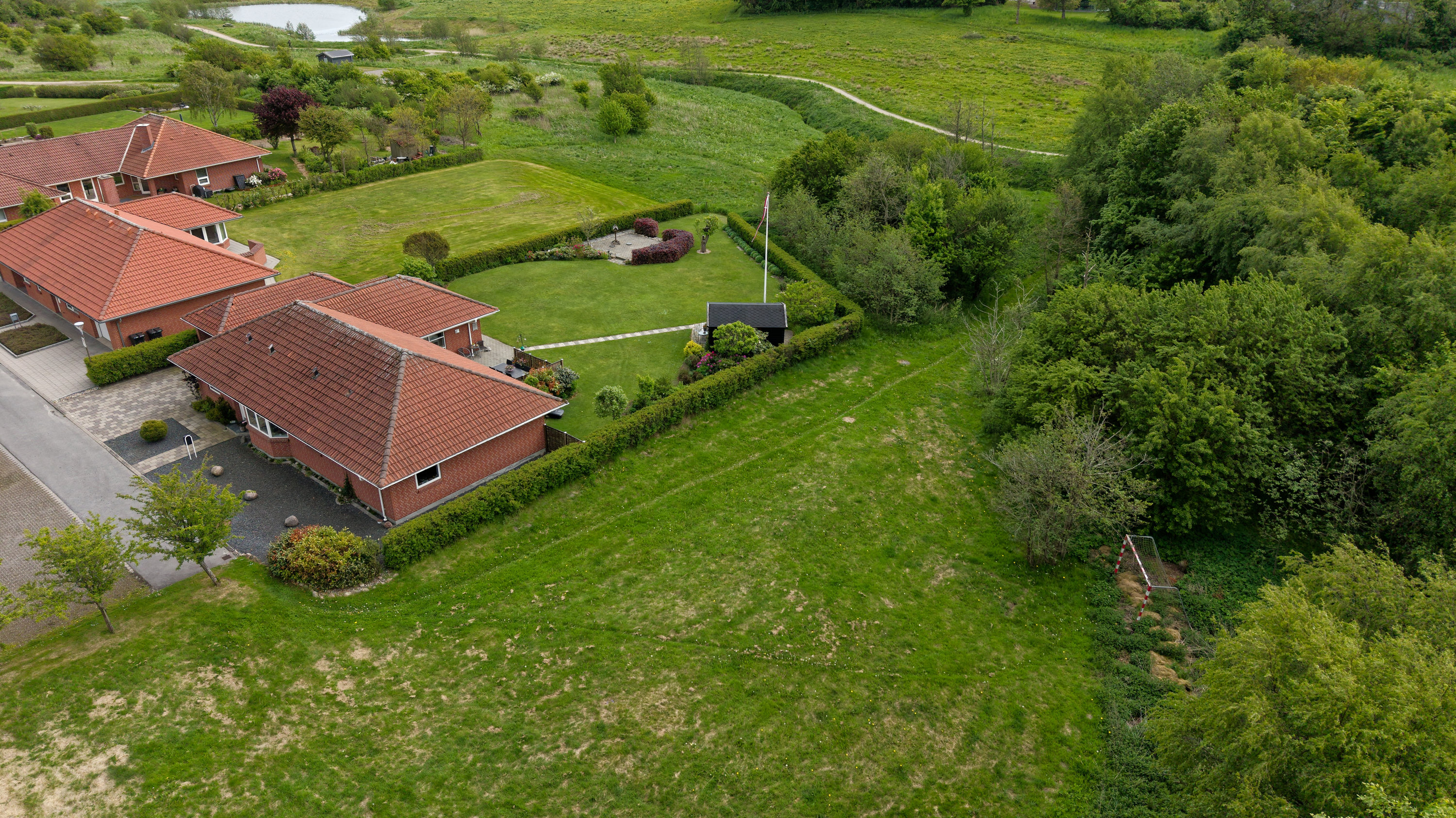 Fremhævet dronefoto billede i fuldskærmstilstand. Billede af Bæktoften 54, 9800 Hjørring